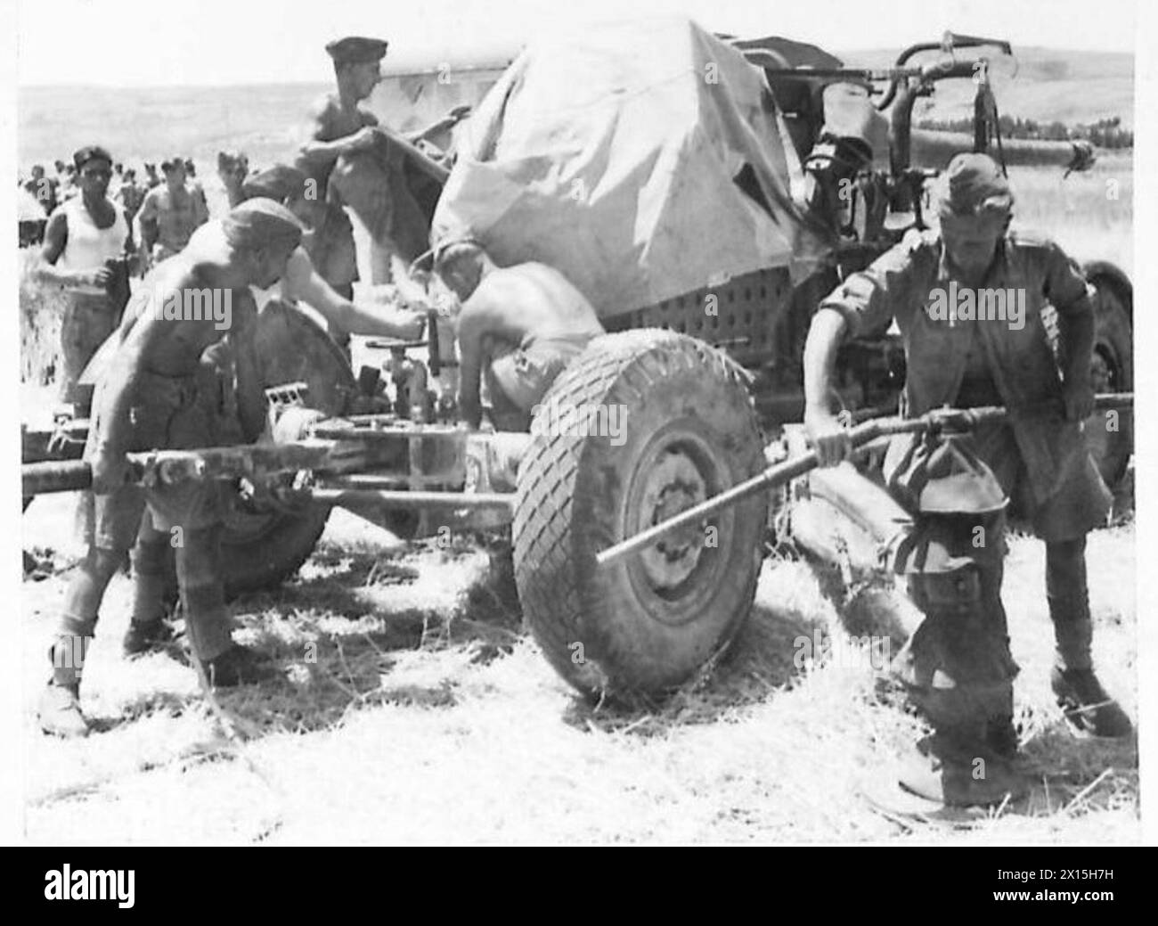I cannoni antiaerei da 3,7 pollici dell'esercito britannico sono posizionati fuori Catania, pronti all'azione. Foto Stock