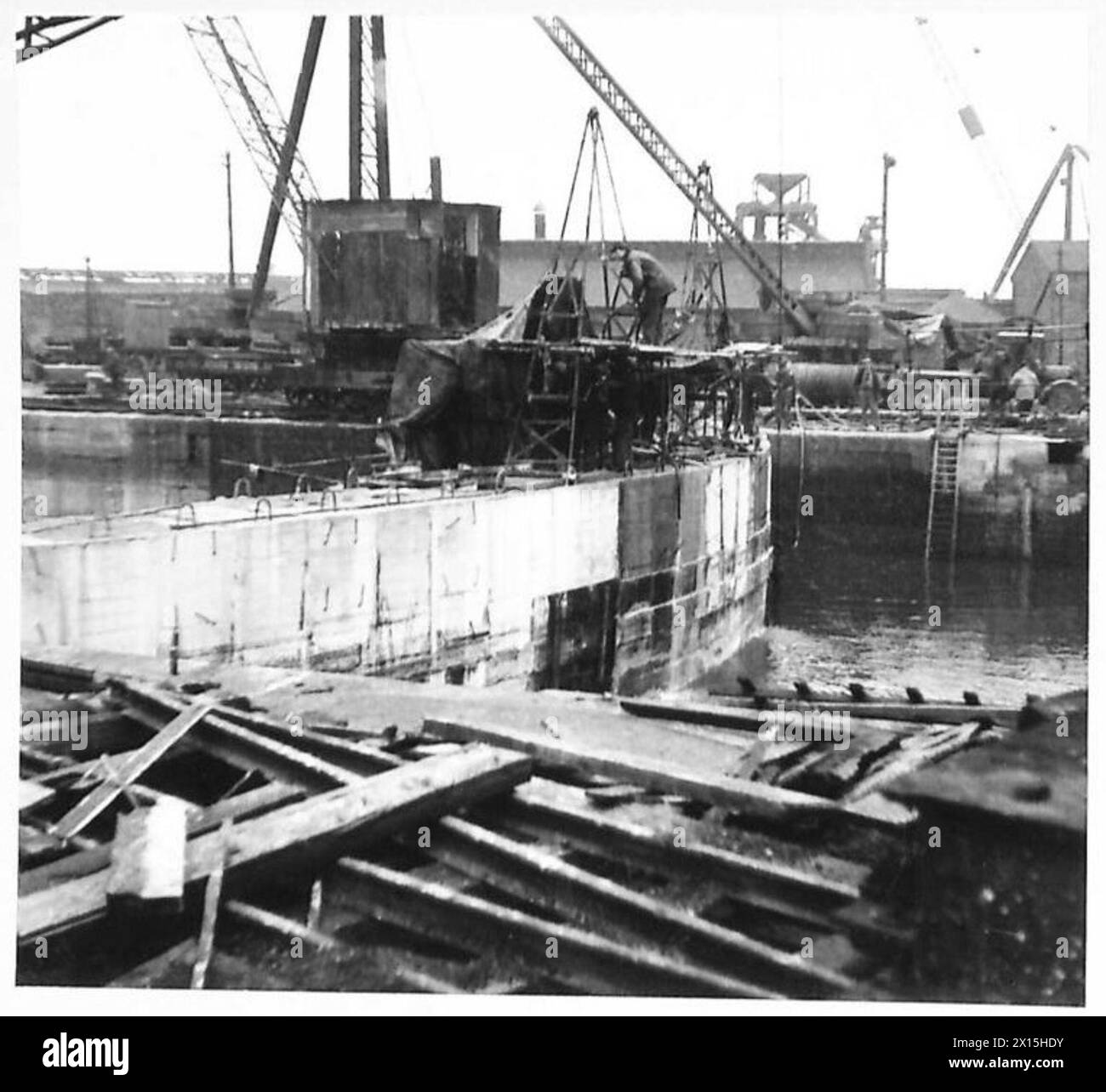 Il muro del bacino di carenaggio presso East India Docks, costruito per ospitare unità di cemento, è osservato durante un'operazione dell'esercito britannico, costruita dagli appaltatori R. McAlpine & Co. Foto Stock