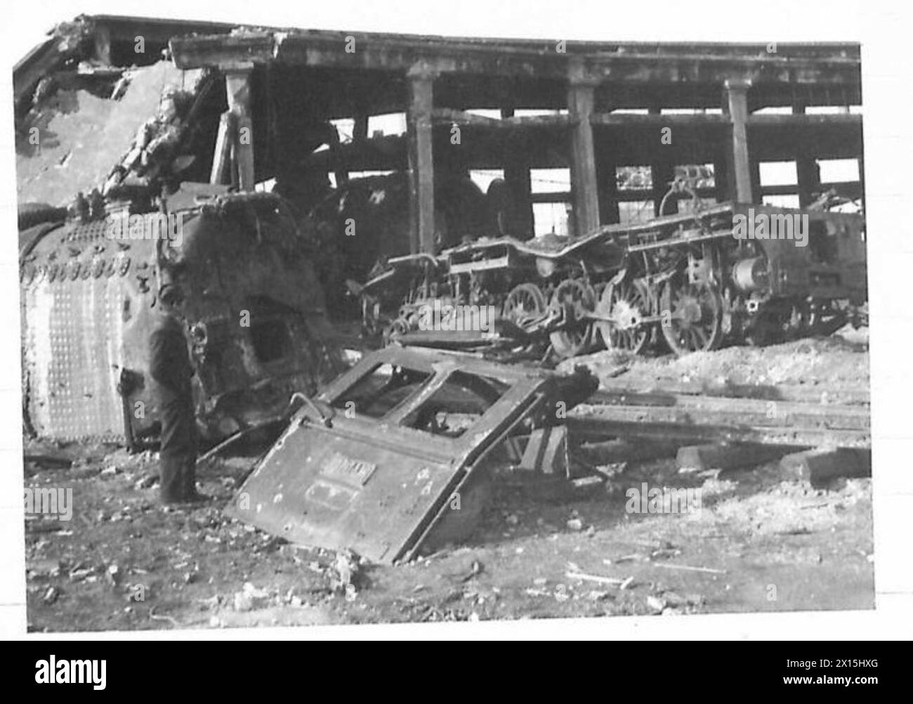 I capannoni ferroviari di Belgrado sono distrutti, con una locomotiva e una caldaia giacciono all'esterno, a seguito dei bombardamenti aerei tedeschi durante le operazioni militari che coinvolgono l'esercito britannico. Foto Stock