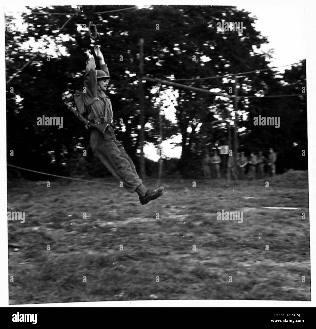 I cadetti della Royal Signals Officer Cadet Training Unit si allenano su un percorso ad ostacoli progettato per testare forza, sicurezza e determinazione. Foto Stock