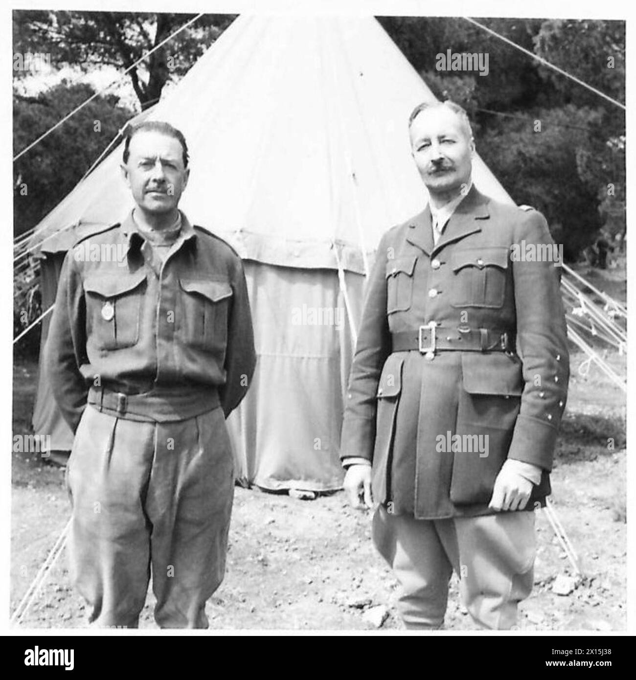 Il vicecomandante in capo incontra il generale Giraud e il generale Alexander in un luogo di riunione designato, documentando il coordinamento militare ad alto livello. Foto Stock