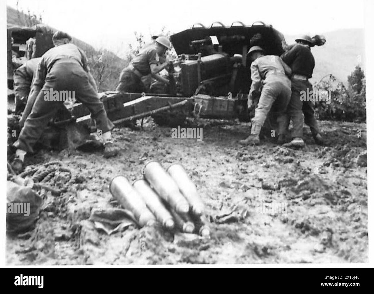 I cannoni di una Divisione Indiana nell'Ottava Armata scavarono piccole fosse per le ruote e posizionarono il loro cannone per sparare. Foto Stock