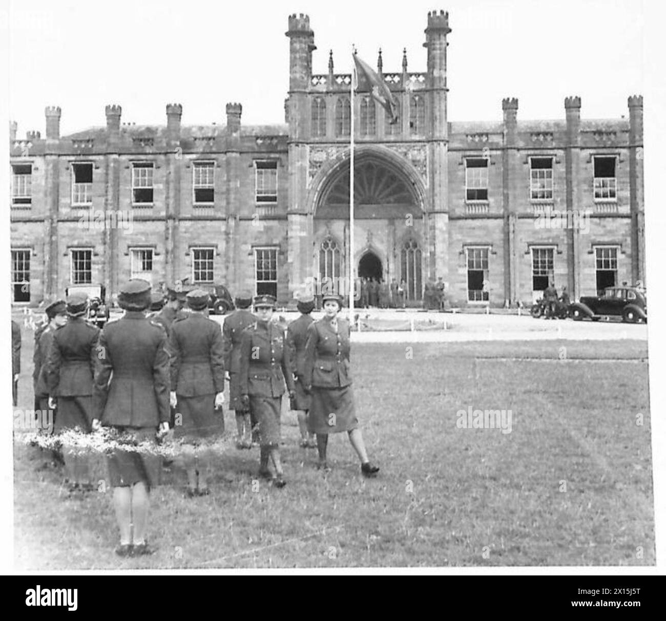 RH la Princess Royal ispeziona il personale ATS durante la sua visita ai depositi di ordigni dell'esercito britannico. Foto Stock