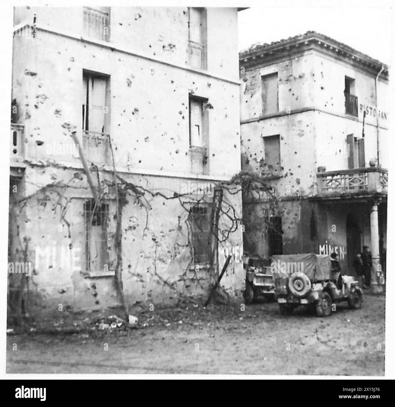 L'ESERCITO BRITANNICO IN NORD AFRICA, SICILIA, ITALIA, BALCANI E AUSTRIA 1942-1946 - il villaggio di Fontana Elie, che si stima contenga da 5 a 6.000 mine tedesche e trappole esplosive, che hanno già causato un certo numero di vittime civili e militari. Il luogo è ricco di cartelli tedeschi "Minen". 6A DIVISIONE CORAZZATA: FONTANA-ELICE, British Army Foto Stock