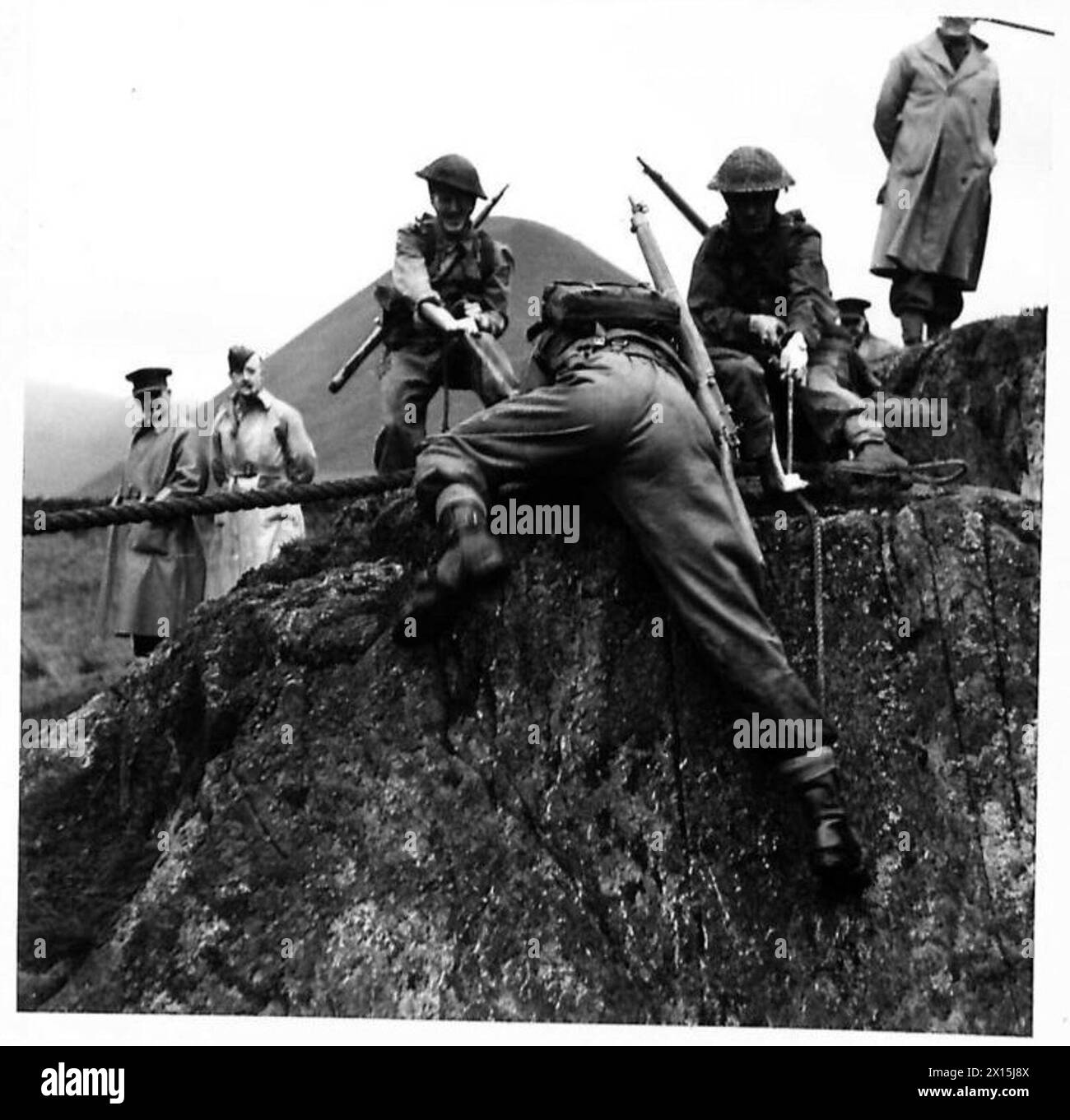 I cadetti della Royal Signals O.C.T.U. Battle School nel Lake District praticano la negoziazione di ostacoli come parte della loro formazione scolastica di battaglia. Foto Stock