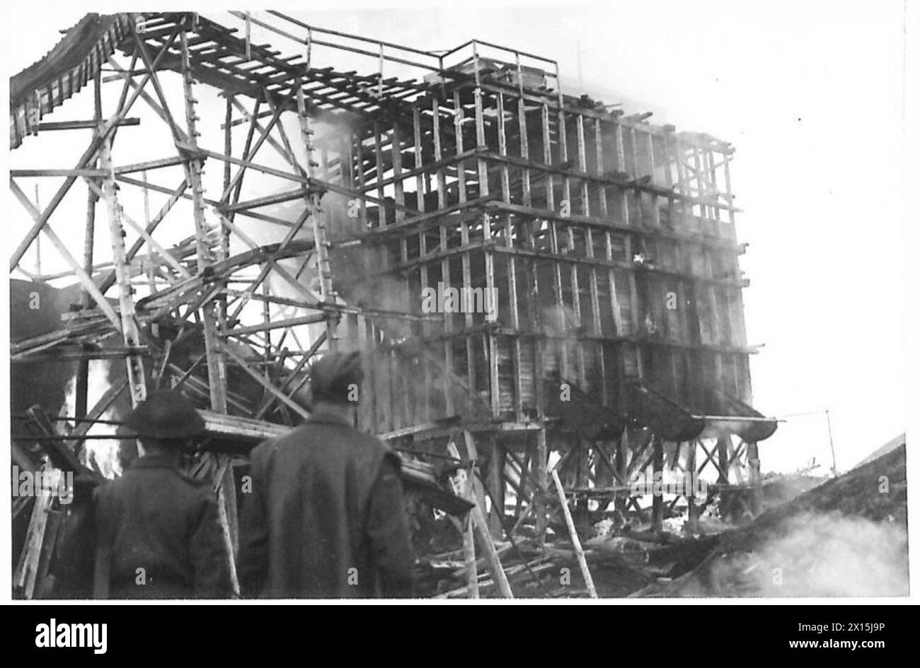 Durante il raid di Spitzbergen, le forze britanniche demoliscono un impianto minerario, bruciando strutture in legno sul posto. Foto Stock