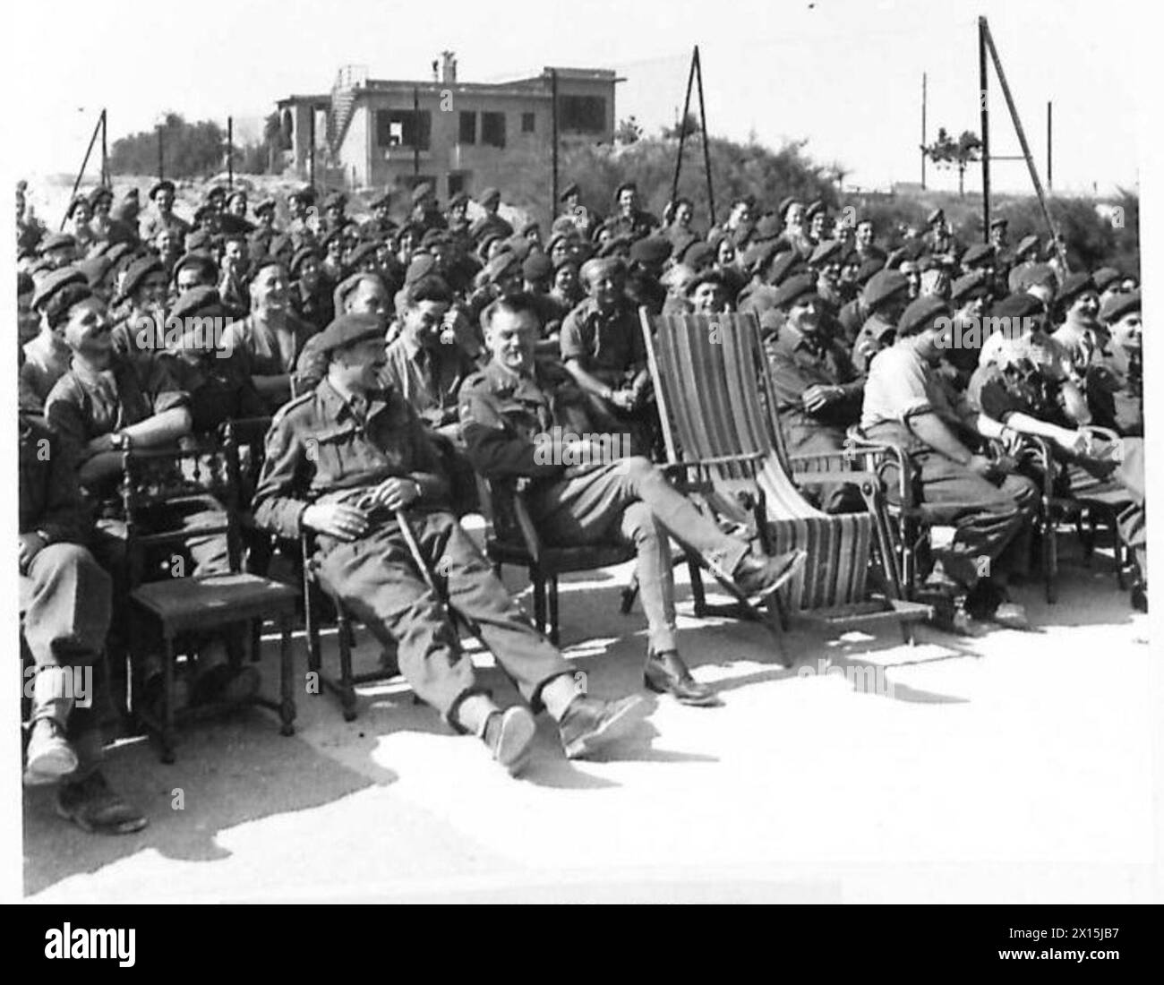 Il maggior generale R.N. Gale sedette con le truppe aviotrasportate dell'esercito britannico in Normandia guardando uno spettacolo di intrattenimento fornito da artisti di varietà alleati durante la seconda guerra mondiale Foto Stock Il maggior generale R.N. Gale sedette con le truppe aviotrasportate dell'esercito britannico in Normandia guardando uno spettacolo di intrattenimento fornito da artisti di varietà alleati durante la seconda guerra mondiale Foto Stock