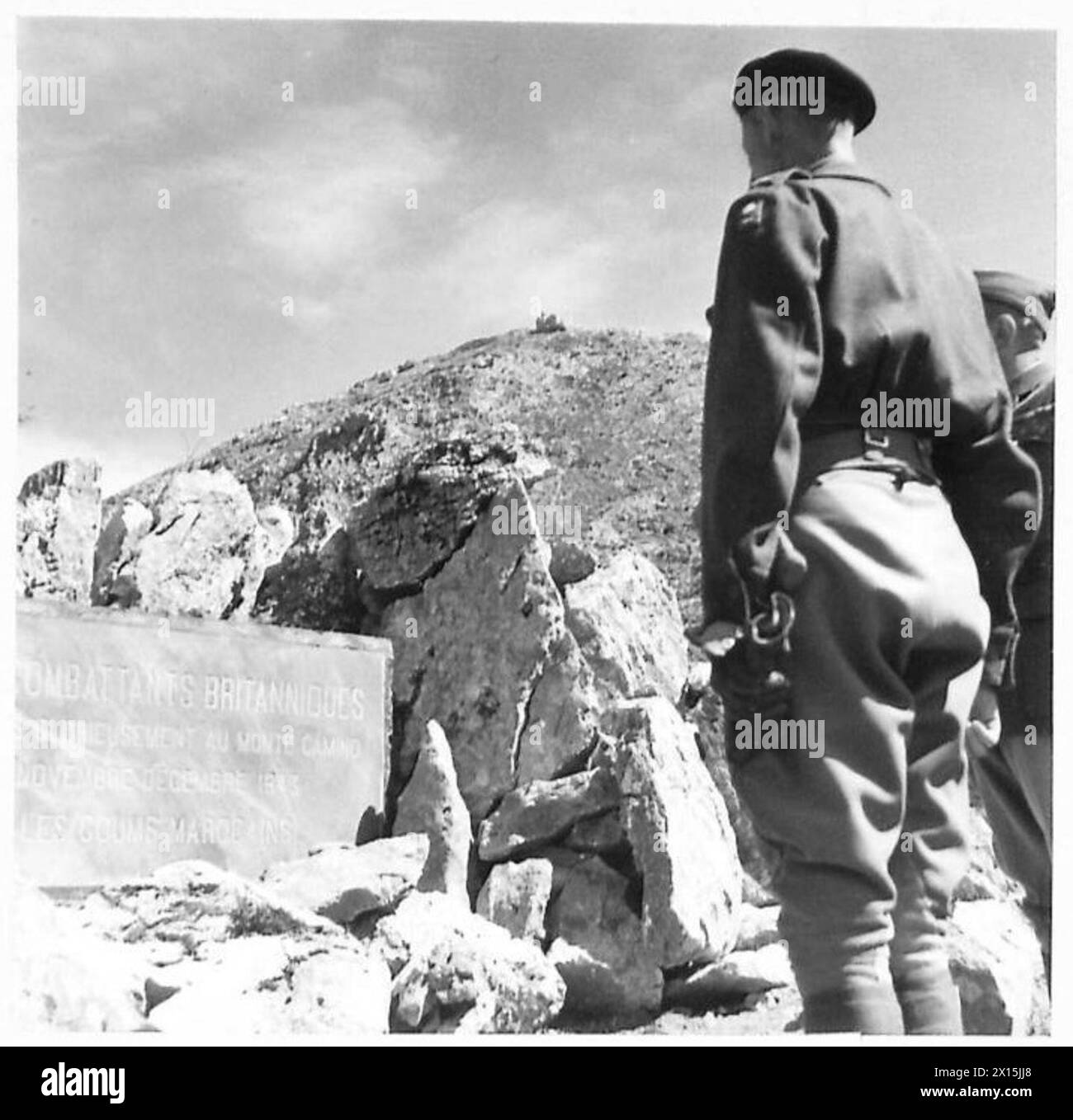 Il tenente generale McCreery si trova davanti a una targa commemorativa durante una cerimonia in onore dei soldati britannici uccisi in azione, condotta dalla Fifth Army Goums in Italia. Foto Stock