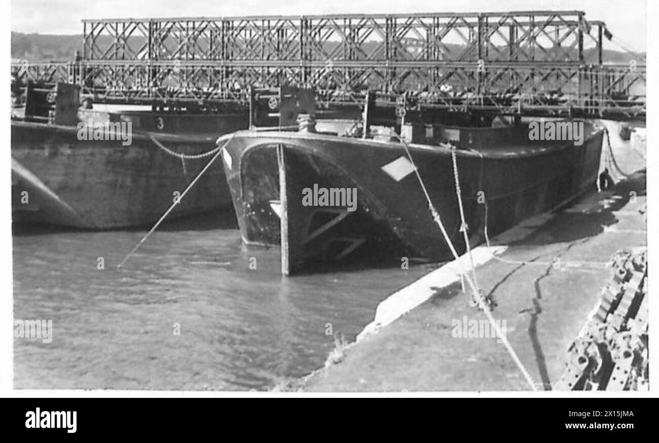 Ingegneri dell'esercito britannico che costruiscono un ponte Bailey, un ponte portatile prefabbricato utilizzato per le operazioni militari durante la seconda guerra mondiale Foto Stock