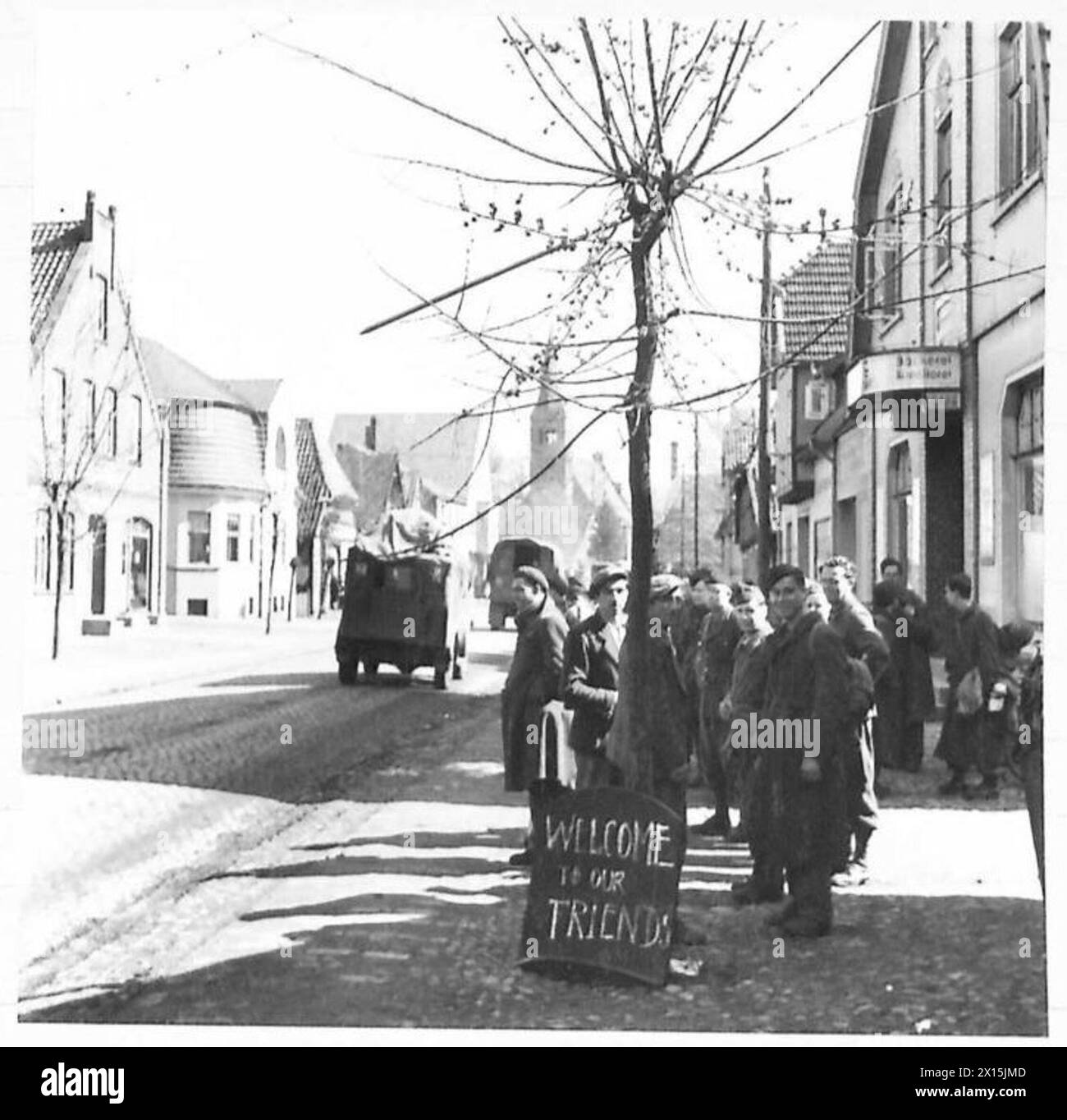 I prigionieri russi liberati a Sulingen mostrano un segnale di benvenuto all'avanzata della 2a Armata britannica durante la loro avanzata. Foto Stock