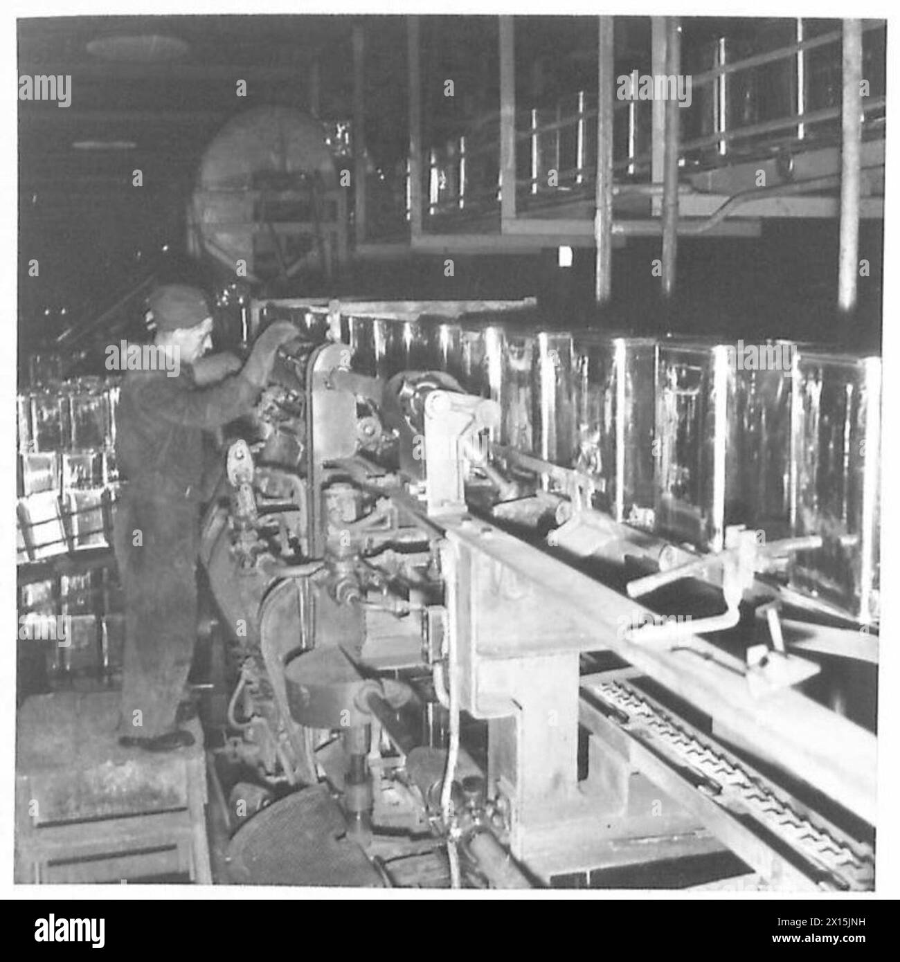 Presso Neath, il deposito di rifornimento della benzina dell'esercito britannico elabora le lattine attraverso le saldatrici laterali, superiori e inferiori, assicurando che tutti i giunti siano completamente sigillati durante la produzione. Foto Stock