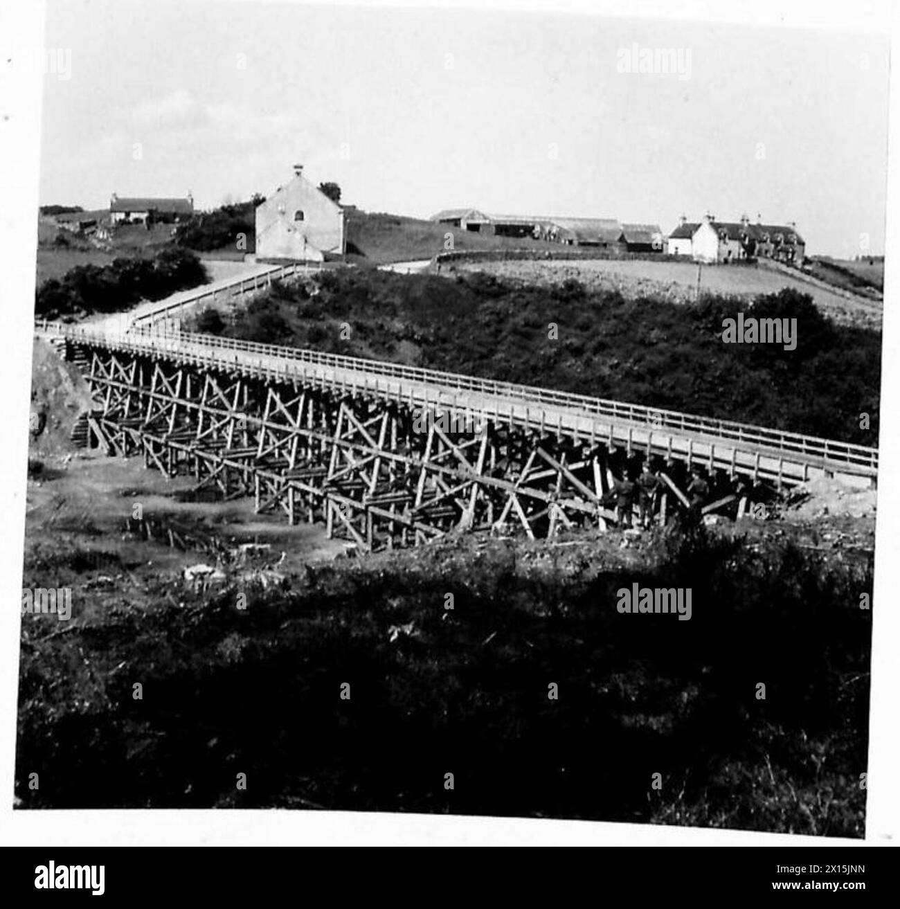 A White Myre Camp, Forres, i Royal Engineers si addestrano su grandi ponti in legno in grado di supportare carichi di classe 40, inclusi i carri armati Churchill, come parte di esercizi improvvisati di ponte nell'esercito britannico. Foto Stock