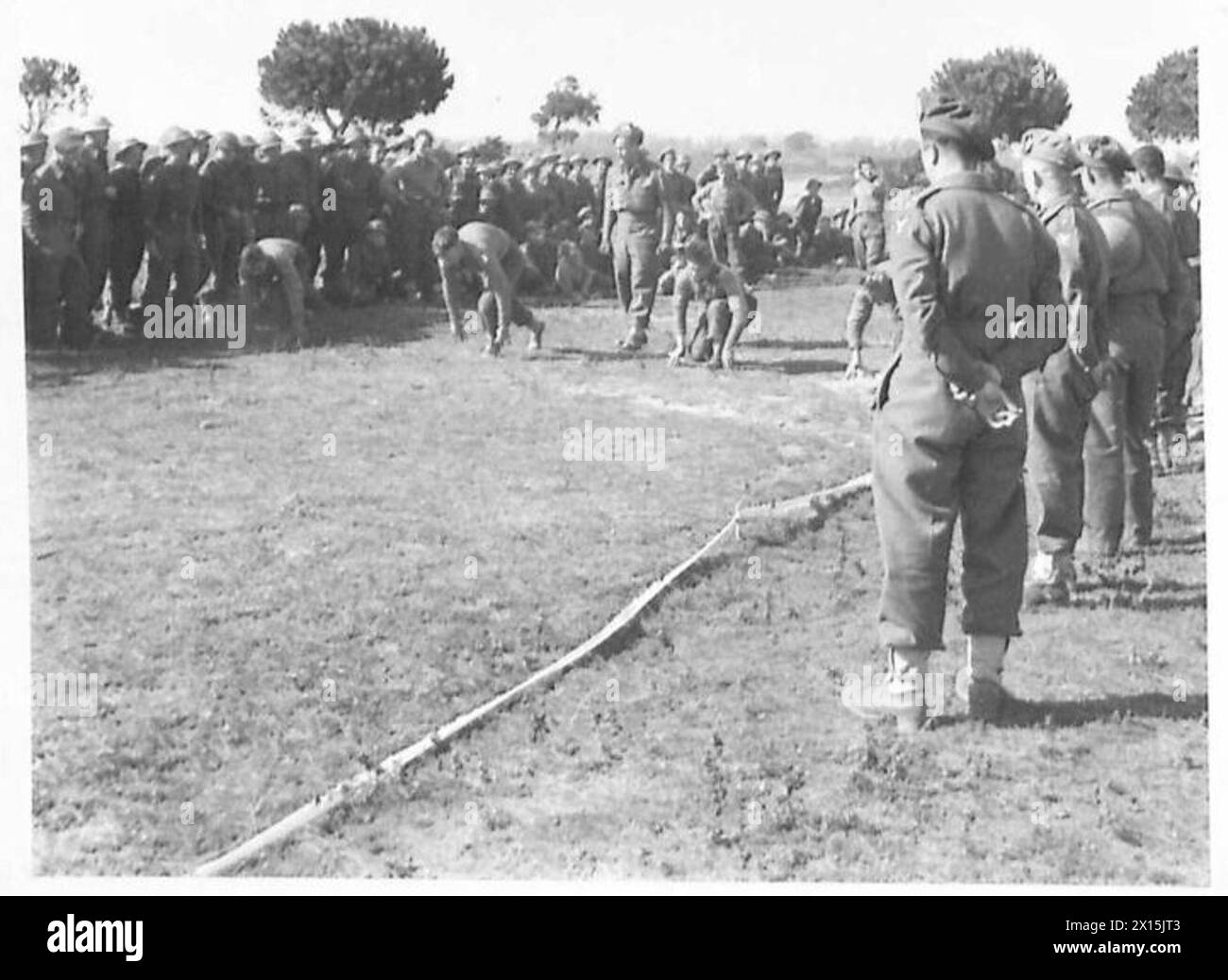 Gli ufficiali di plotone della Quinta Armata partecipano ad una staffetta alla testa di ponte di Anzio mentre le truppe si rilassano. Foto Stock