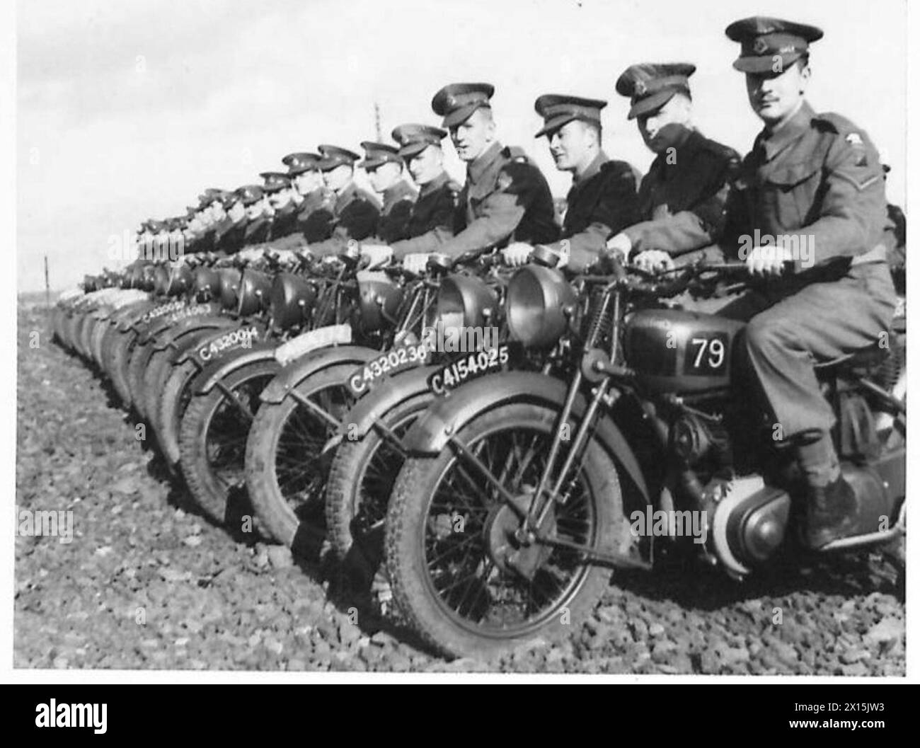 I poliziotti militari in Islanda si allineano sulle motociclette per essere ispezionati prima di iniziare i loro compiti quotidiani con l'esercito britannico. Foto Stock