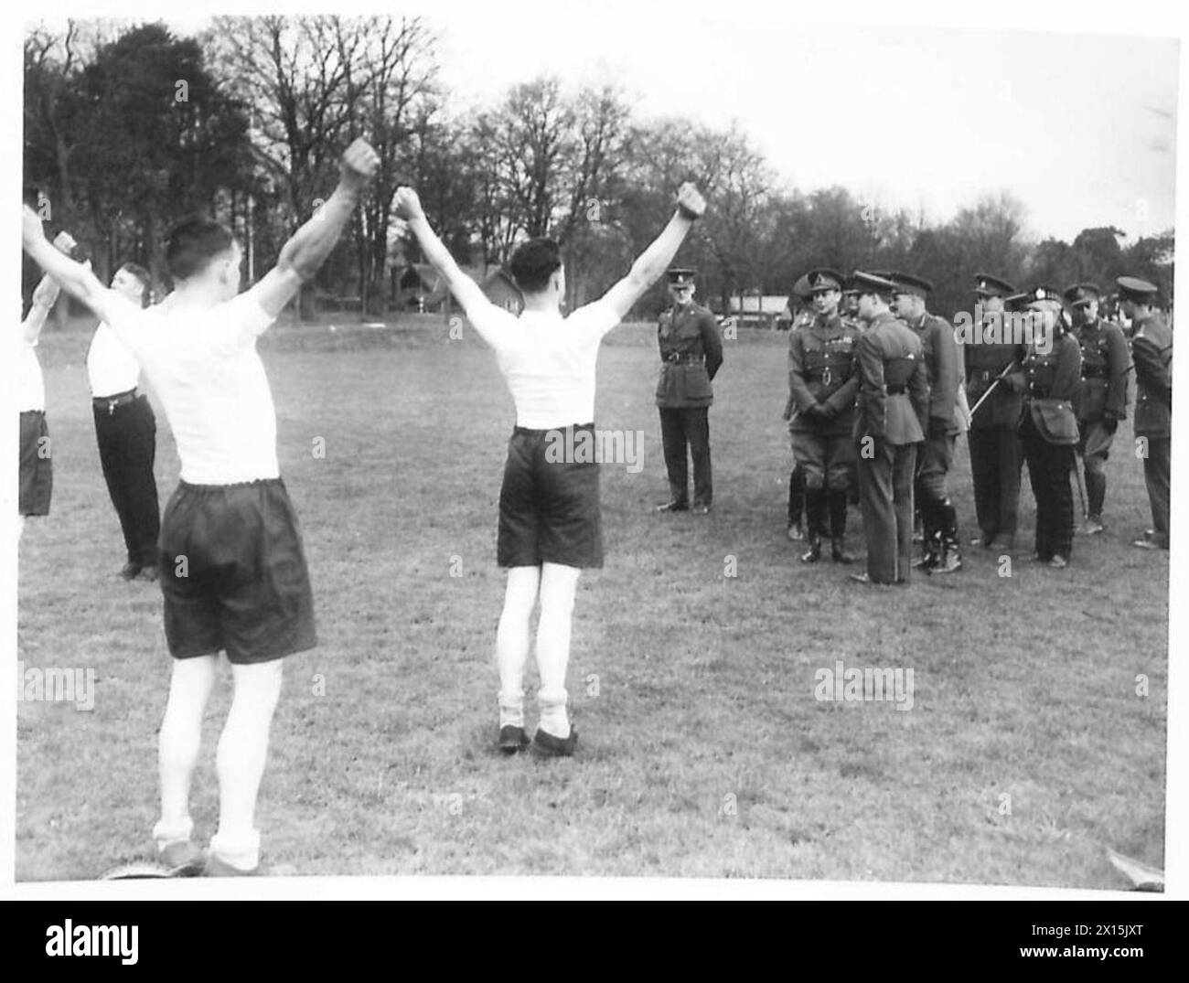 Sua Maestà il Re visita l'unità O.C.T. ad Aldershot, interagendo con il personale durante la visita. Foto Stock
