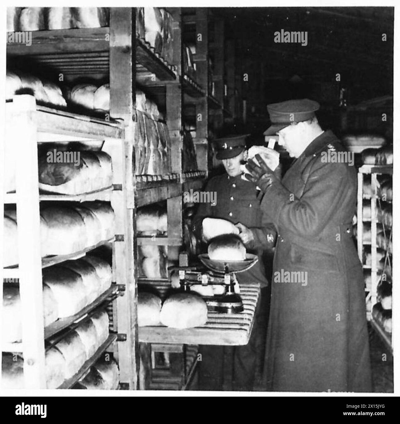 Il pane viene ispezionato e assaggiato in una panetteria R.A.S.C. dell'esercito britannico prima della distribuzione alle truppe. Foto Stock
