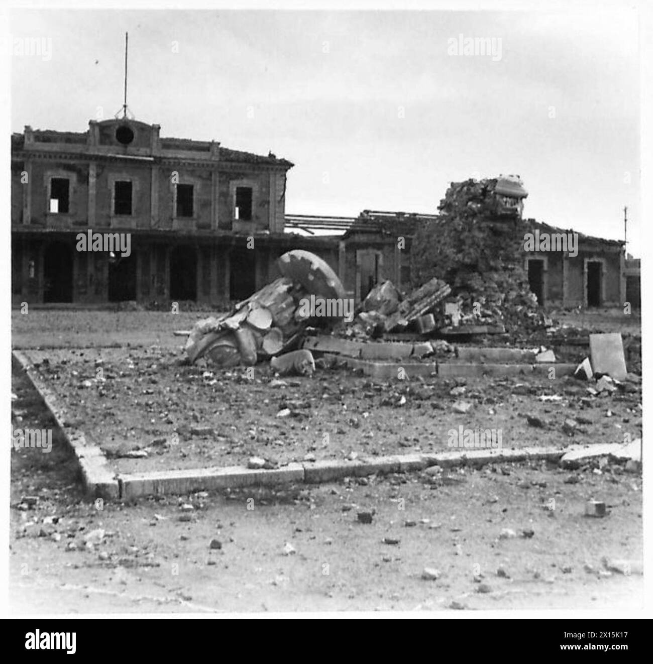 La scultura marmorea di Carlo Farini in piazza della stazione di Ravenna, un tempo punto di riferimento, ora è in rovina Foto Stock