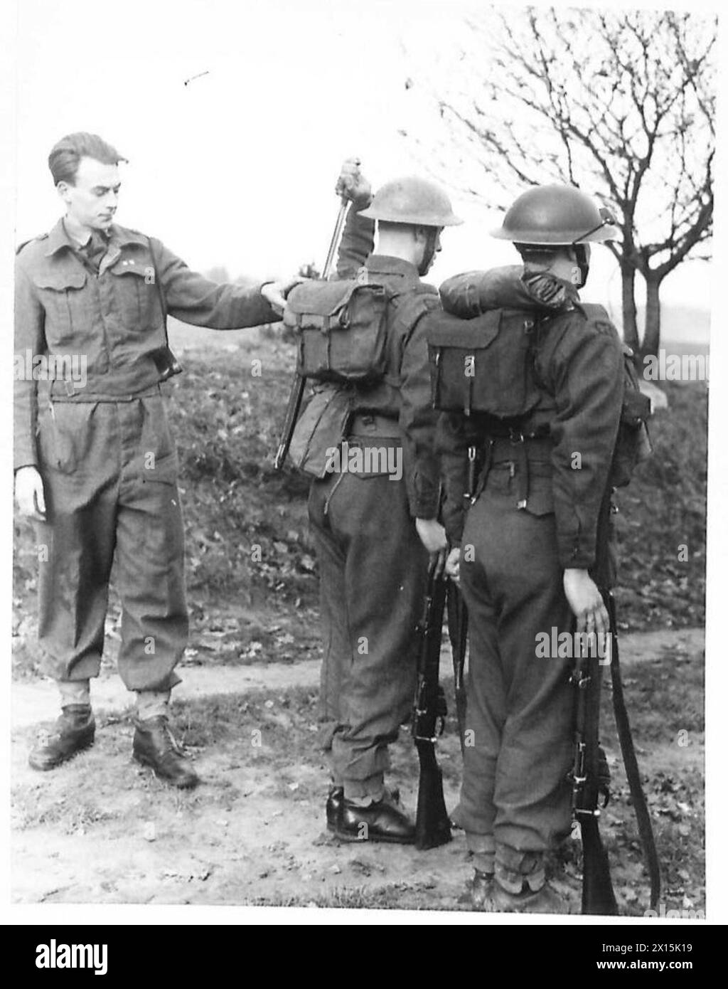Soldati che dimostravano vecchi e nuovi metodi di trasporto di attrezzature, tra cui maschere antigas e baionette, durante l'addestramento di esercitazione alla School of Battle Drill, British Army. Foto Stock