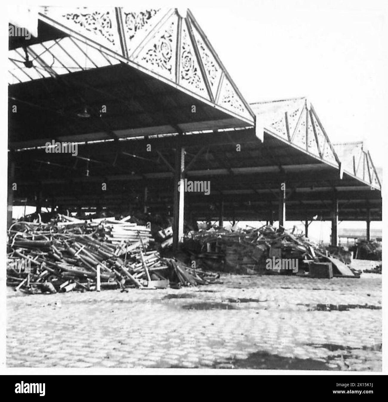 Il porto di Anversa in Belgio contiene migliaia di tonnellate di rottami precedentemente requisiti dalle forze tedesche, ora inutilizzati per le munizioni, supervisionati dall'esercito britannico, 21st Army Group. Foto Stock