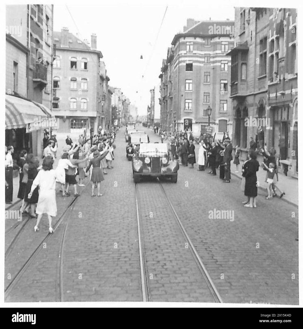 Il feldmaresciallo Montgomery visita Bruxelles, durante il tragitto verso l'ambasciata britannica, ed è accolto da cittadini che applaudono durante una visita di due giorni con l'esercito britannico del Reno. Foto Stock