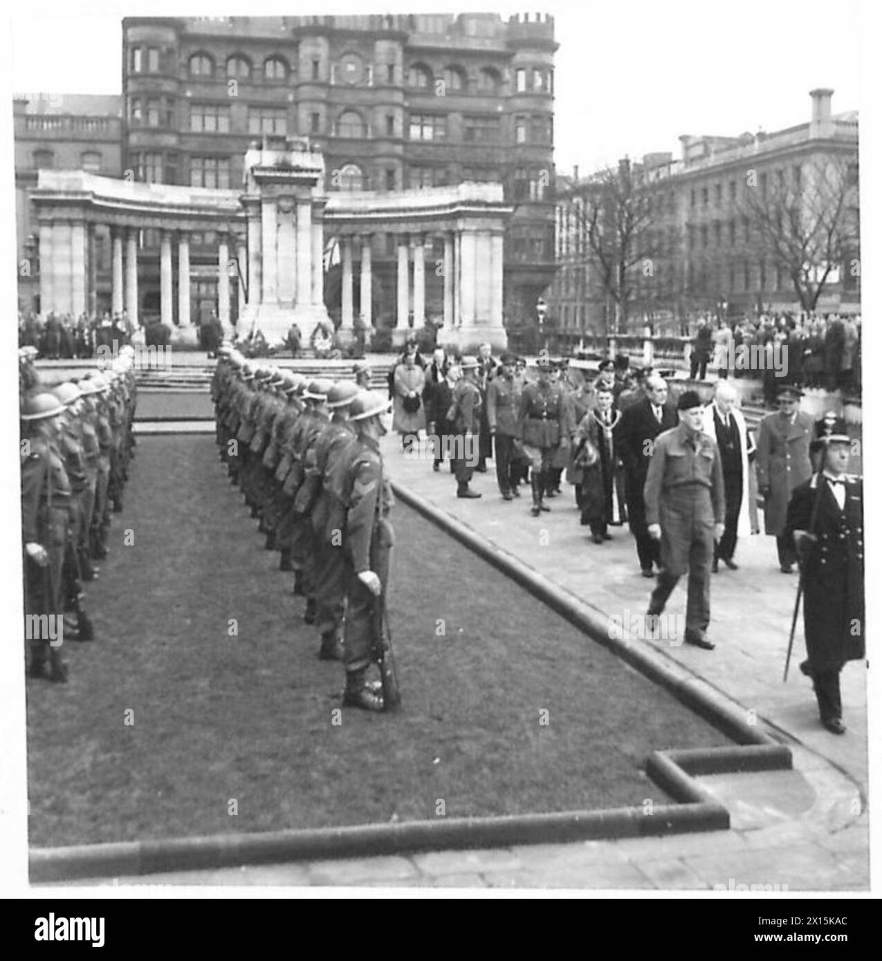 Il vice primo ministro cecoslovacco e il partito ufficiale lasciano il cenotafio e passano la Guardia d'Onore durante una visita in Irlanda del Nord. Foto Stock