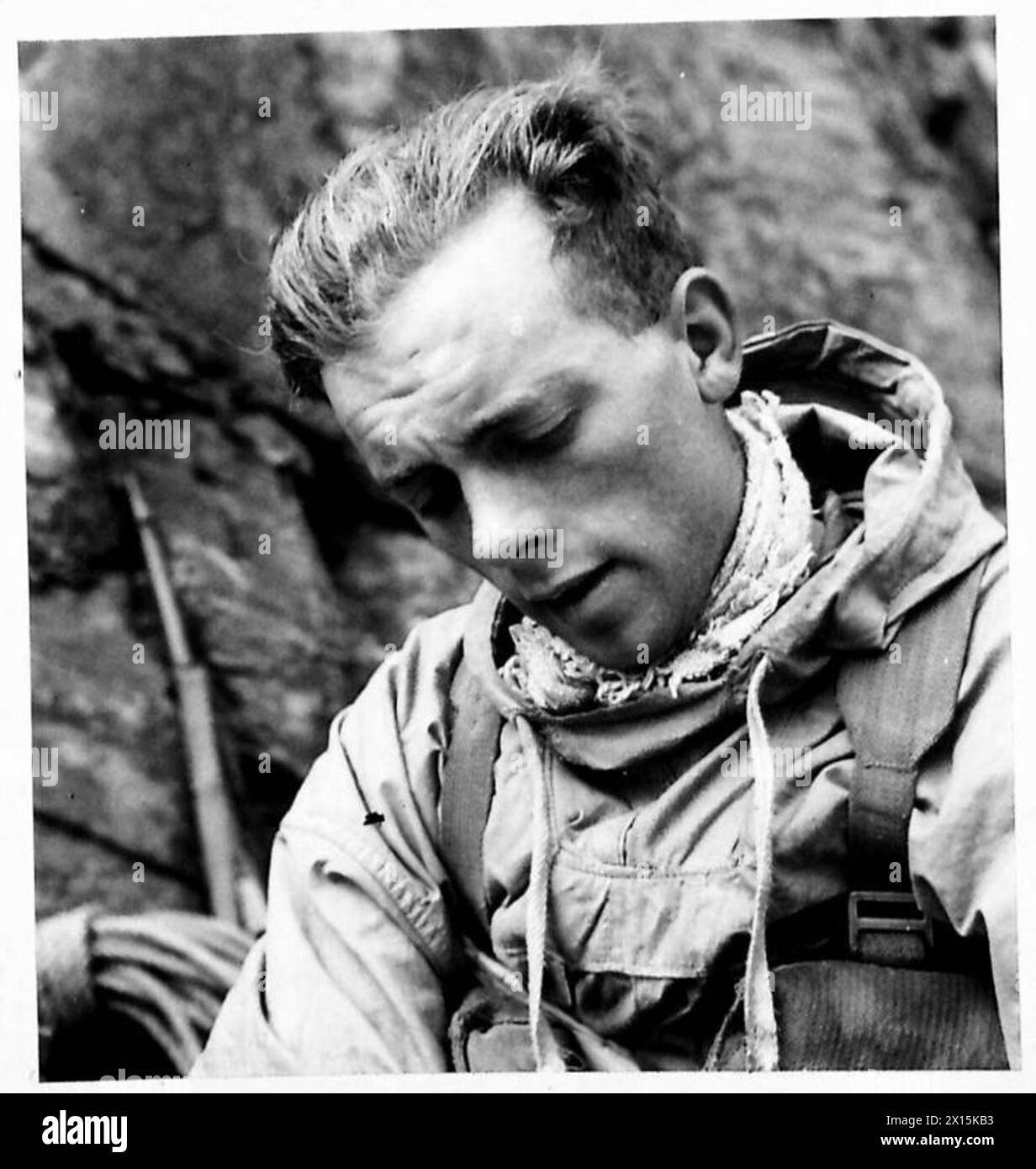 Il soldato W. Coman, ex impiegato civile di Bristol, è mostrato pelare le patate mentre serve nell'esercito britannico. Foto Stock