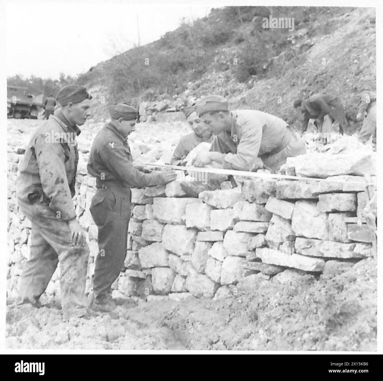 I Royal Engineers costruiscono un muro di contenimento per sostenere le strade craterizzate durante le operazioni dell'Ottava Armata in Italia sotto la supervisione dell'Esercito britannico. Foto Stock