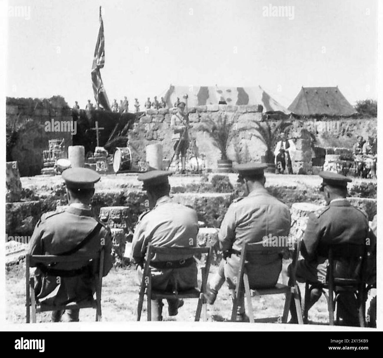 PRIMO SERVIZIO DEL RINGRAZIAMENTO DELL'ESERCITO - in piedi davanti al microfono di registrazione, il generale Anderson Reards The Lesson from Peter, capitolo 5, versetti 6-11. "Sii sobrio, vigile, perché il tuo avversario il Diavolo, come un leone ruggente, cammina, cercando chi possa divorare" l'esercito britannico Foto Stock