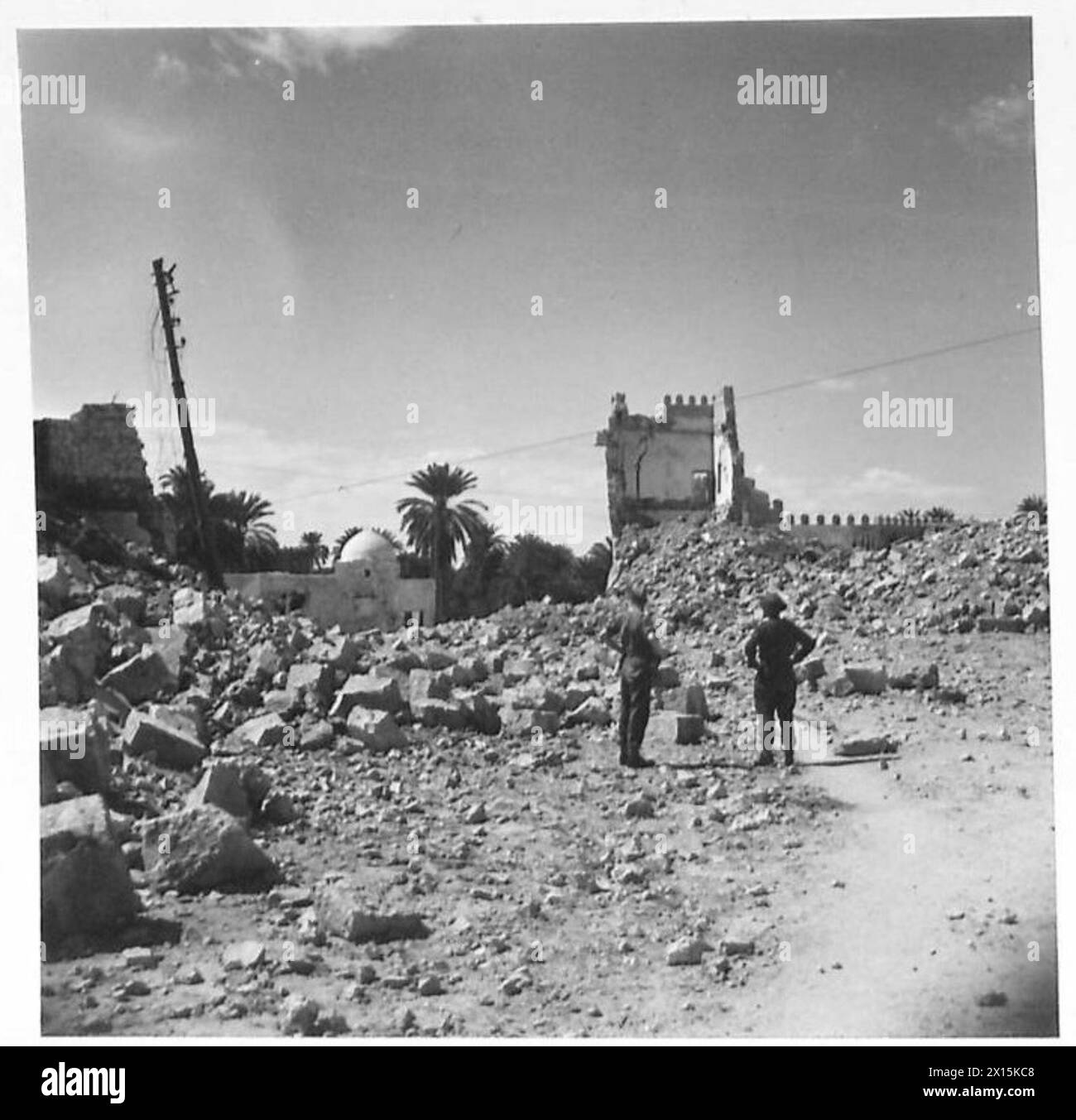 Gli edifici di Gafsa sono mostrati danneggiati dal fuoco dei proiettili delle forze avversarie durante l'occupazione dell'esercito britannico. Foto Stock