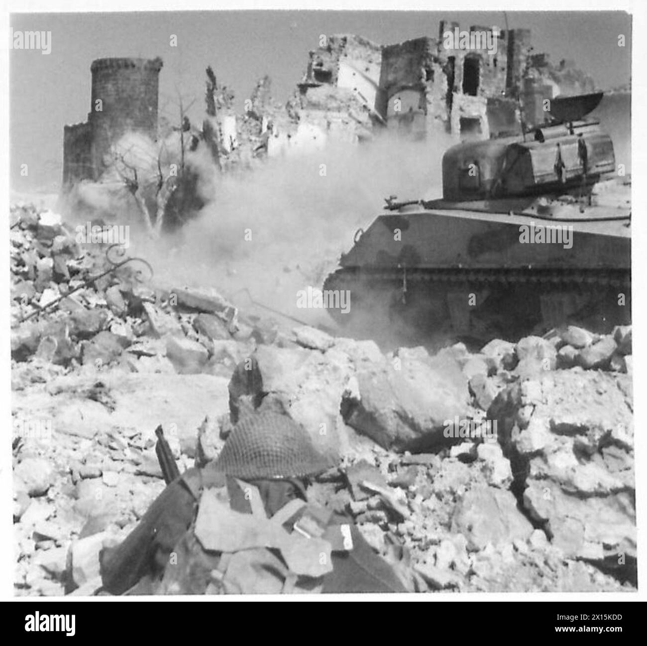 Un cannone da 75 mm montato su un carro Sherman spara per neutralizzare le posizioni dei cecchini durante la battaglia per Cassino. Foto Stock