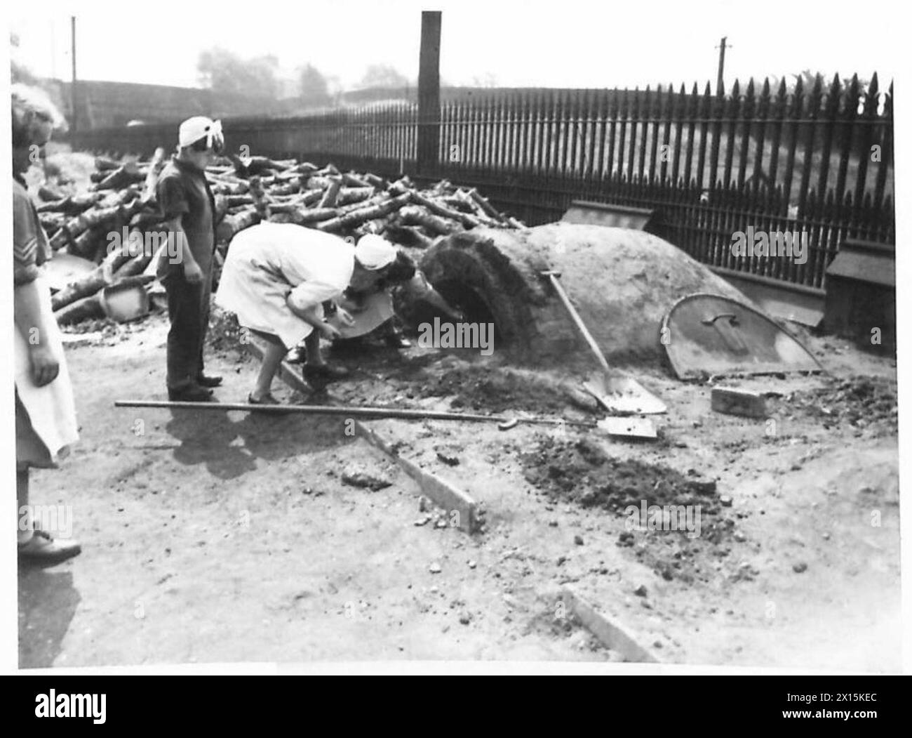 I membri del servizio territoriale ausiliario rimuovono un giunto da un forno da campo durante un esercizio di formazione Foto Stock