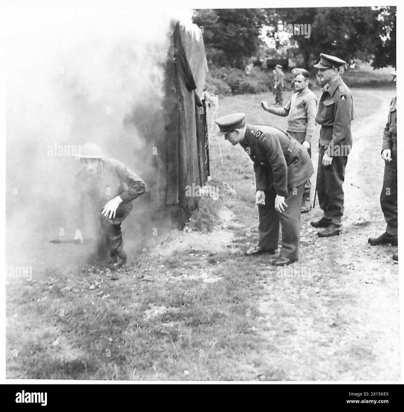 M. Boderenkov, corrispondente di guerra russo, osserva le truppe dell'esercito britannico che navigano sugli ostacoli in una scuola di addestramento da battaglia, mostrando tecniche di addestramento e prontezza operativa. Foto Stock