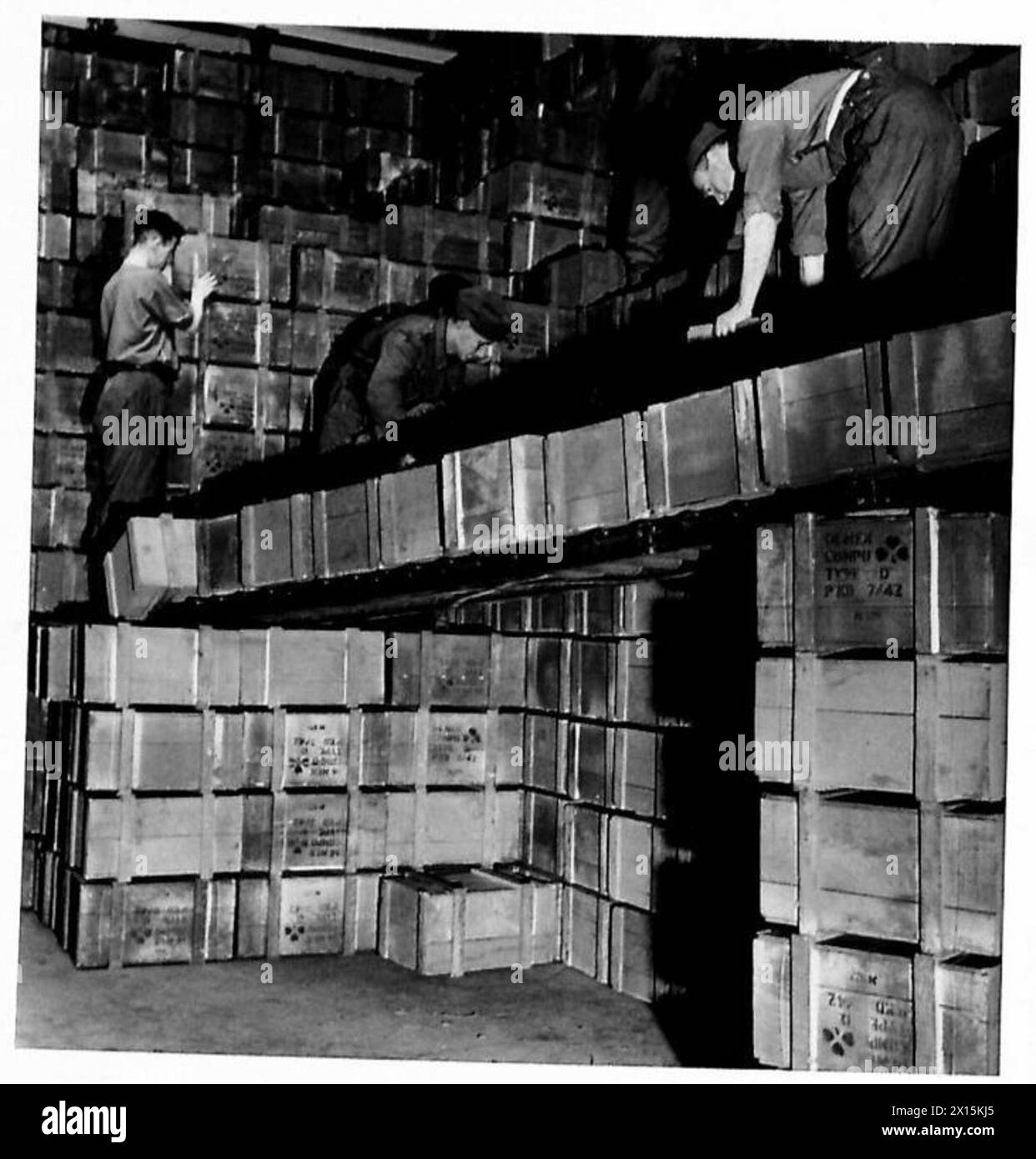 Le fotografie mostrano i lavoratori che abbattono pile di biscotti nell'area di stoccaggio della Macfarlane Langs Biscuit Factory, dimostrando i processi di manipolazione industriale. Foto Stock