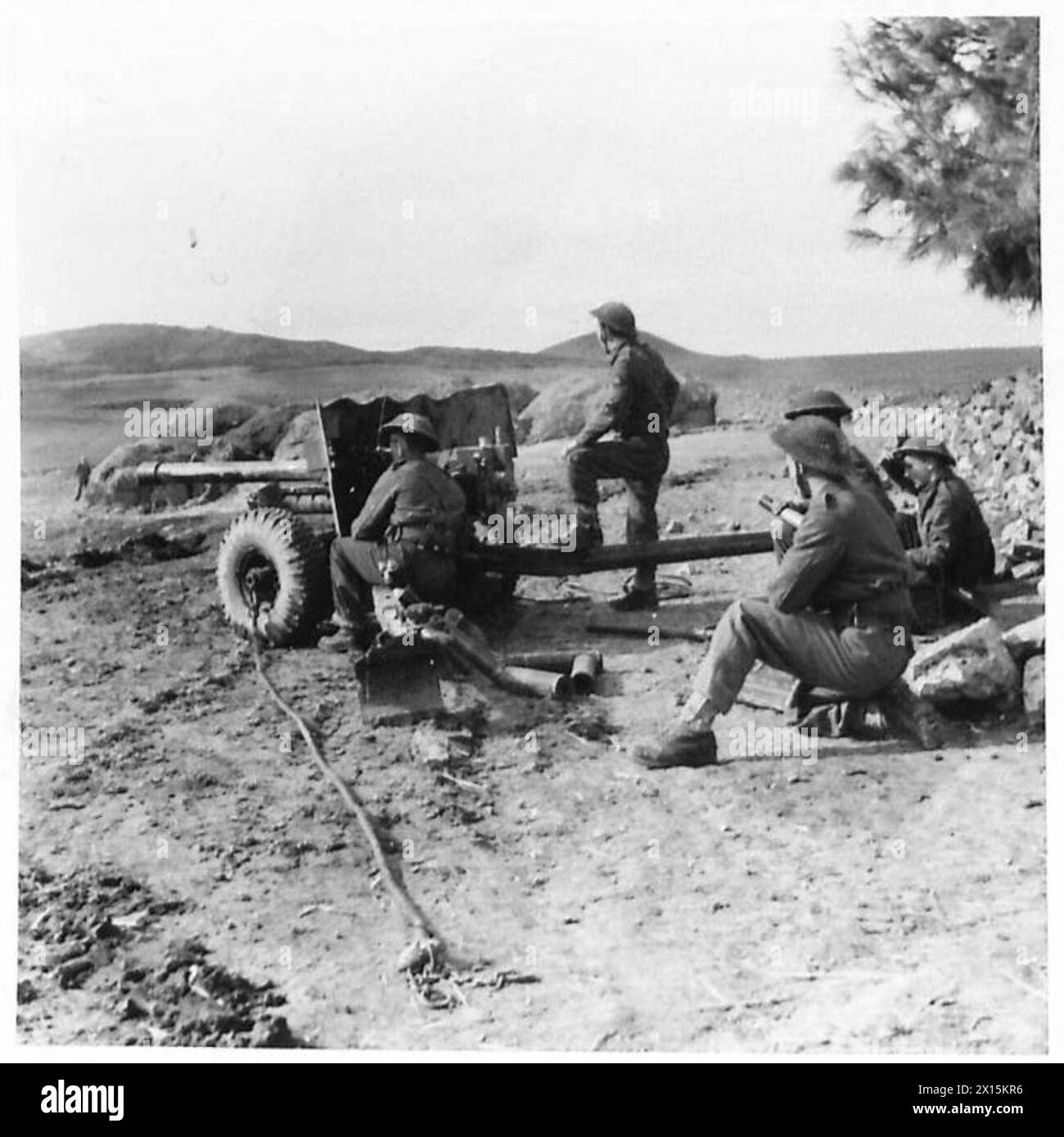 La 255th Battery, Royal Artillery, gestisce un cannone anticarro da sei libbre sulle colline vicino a Medjez el Bab il 31 dicembre 1942 durante la campagna di Tunisia. Foto Stock