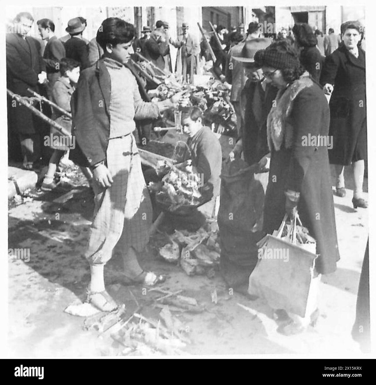 Ad Atene, la legna da ardere è disponibile per la vendita come parte della vita quotidiana, illustrando il commercio locale durante la presenza dell'esercito britannico. Foto Stock