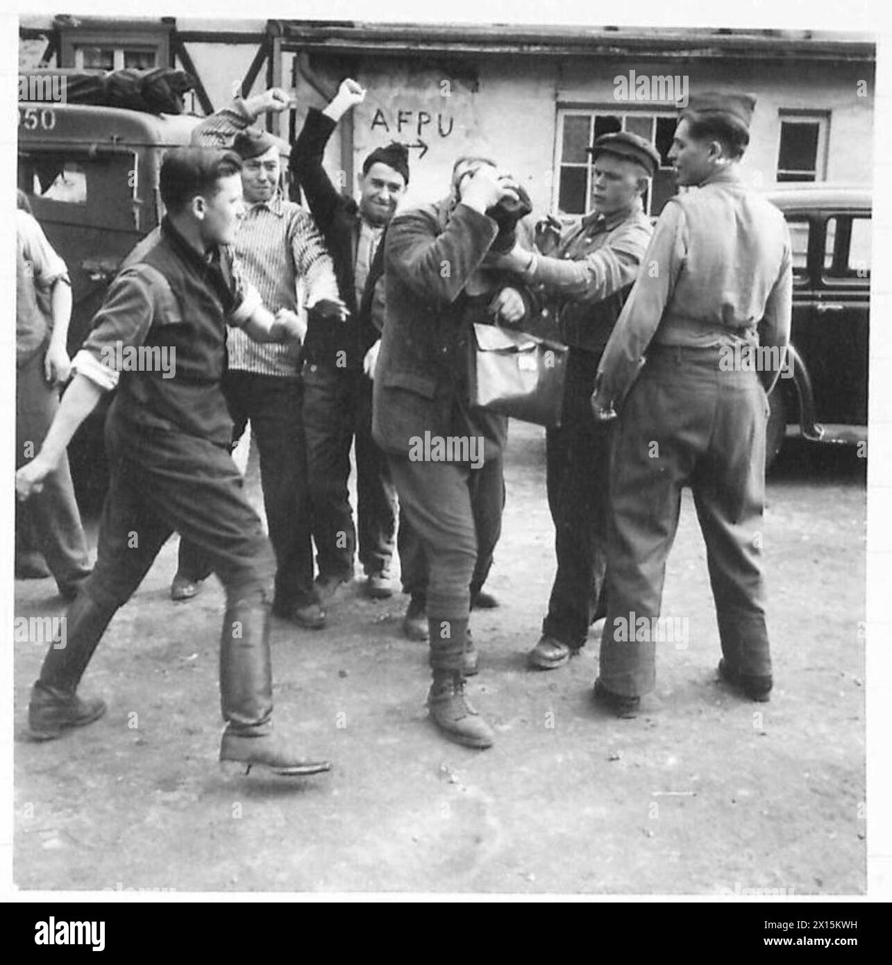 Un nazista catturato viene fisicamente picchiato dal personale russo durante le operazioni supervisionate dall'esercito britannico Foto Stock