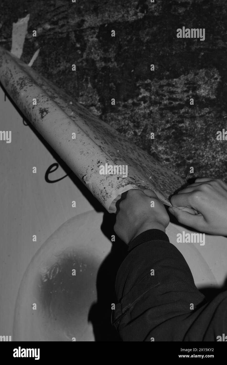 Nel 2024 gli attivisti in Italia si sono presi la briga di abbattere manifesti illegali antiabortisti che vengono intonacati nelle città Foto Stock