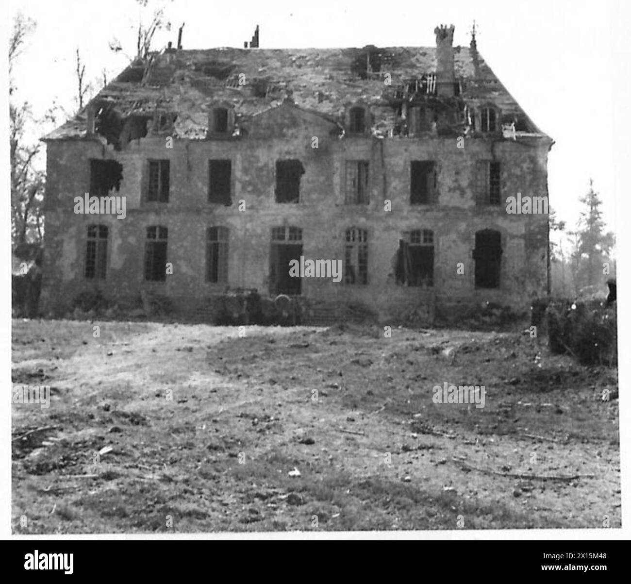 DEVASTAZIONE IN GARCELLES-SECQUEVILLE - le Chateau a Garcelles-Secqueville alla fine del viale, un bell'edificio in pietra bianca e grigia, ora bombardato e bombardato in rovina. I tedeschi lo usarono come quartier generale dell'esercito britannico, 21st Army Group Foto Stock