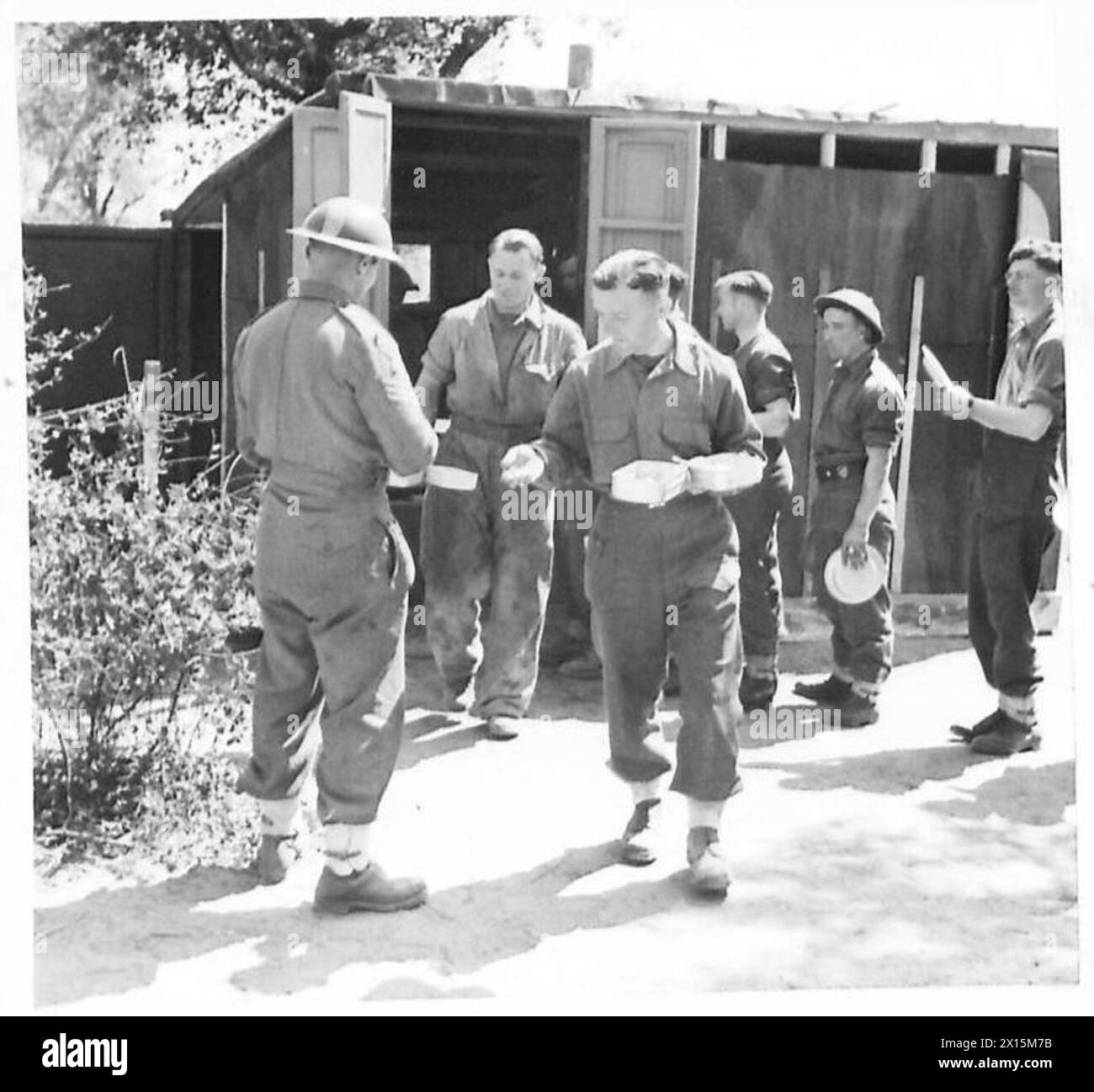Alla testa di ponte di Anzio, S/Sgt. J. Leslie rilascia tavolette di mepacine a Cpl. Castell per prevenire la malaria tra le truppe della Quinta Armata durante la seconda guerra mondiale Foto Stock