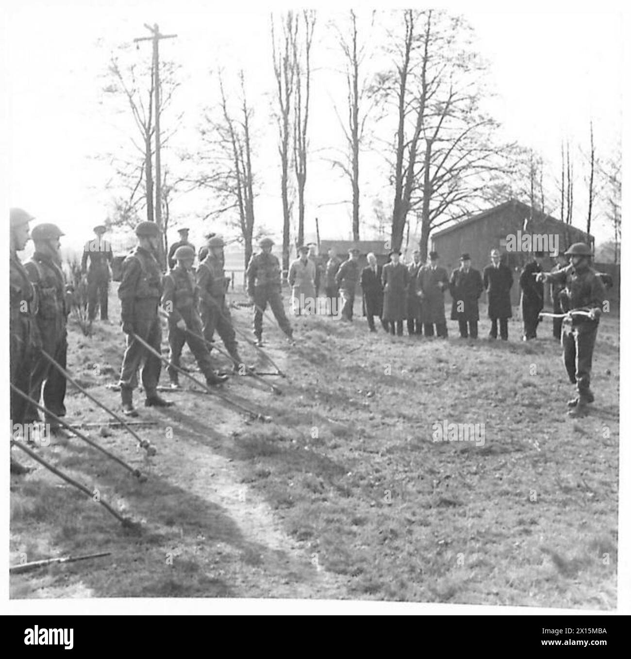 I membri del Parlamento osservano una dimostrazione di addestramento fisico condotta da cadetti militari presso l'OCTU. Foto Stock