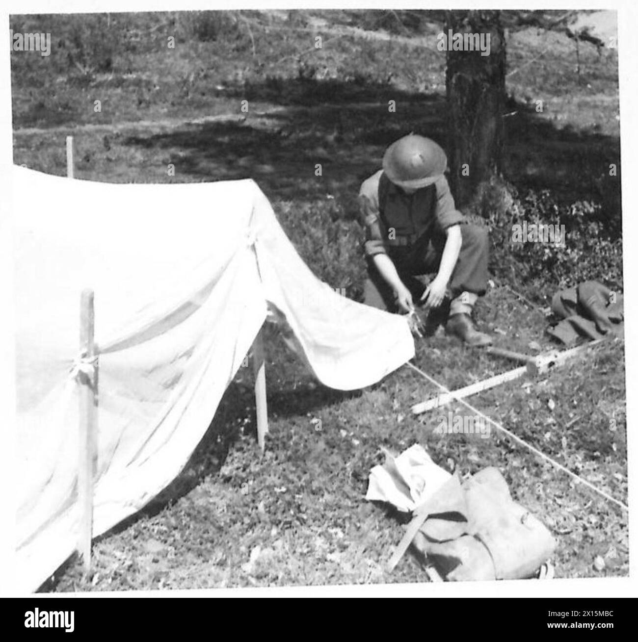 Kerly dei 9 Rutland Gardens erige una zanzariera alla testa di ponte di Anzio, dimostrando misure preventive contro la malaria per tutte le truppe della Quinta Armata, British Army. Foto Stock