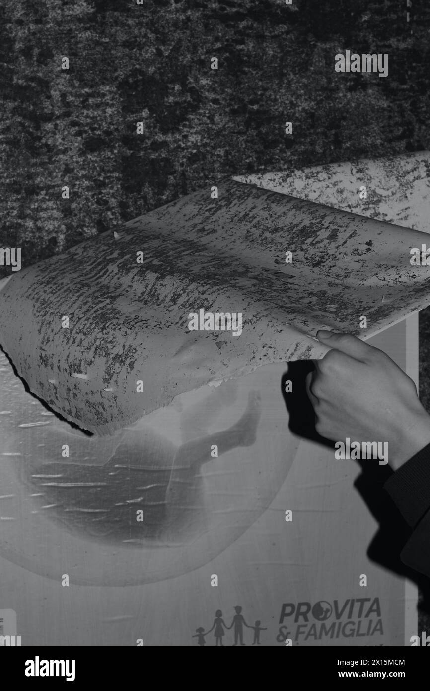 Nel 2024 gli attivisti in Italia si sono presi la briga di abbattere manifesti illegali antiabortisti che vengono intonacati nelle città Foto Stock