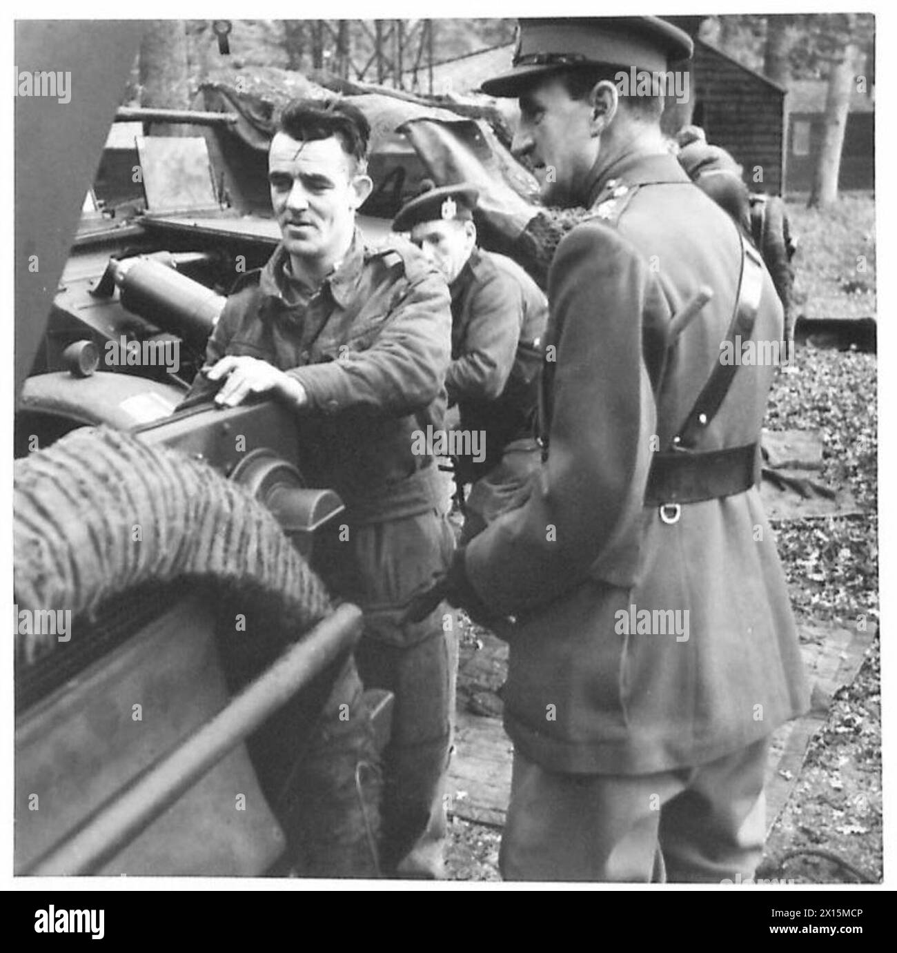 Il comandante in capo delle forze interne visitò il Southern Command, parlando con il soldato McLaughlan, un autista dell'esercito che assisteva ad un camion dei confini scozzesi del re. Foto Stock