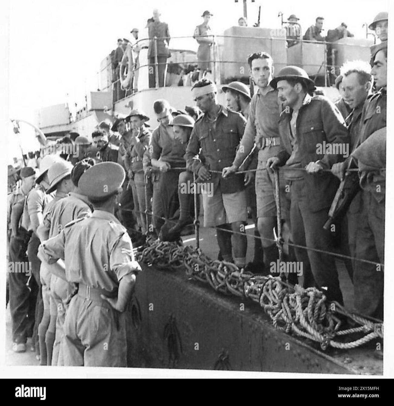 Le truppe britanniche arrivano in Egitto da Creta, con veicoli da trasporto che si avvicinano al molo durante lo sbarco. Foto Stock