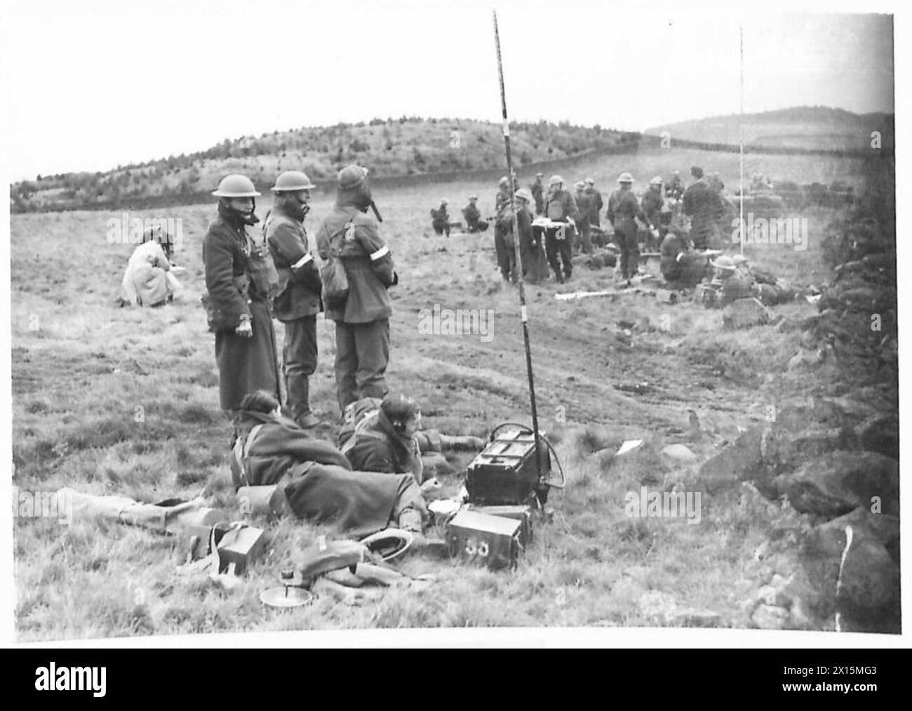 I segnalatori per batterie mantengono la comunicazione con il quartier generale utilizzando radio a onde corte mentre sono posizionati su un molo scozzese per le operazioni di artiglieria. Foto Stock I segnalatori per batterie mantengono la comunicazione con il quartier generale utilizzando radio a onde corte mentre sono posizionati su un molo scozzese per le operazioni di artiglieria. Foto Stock