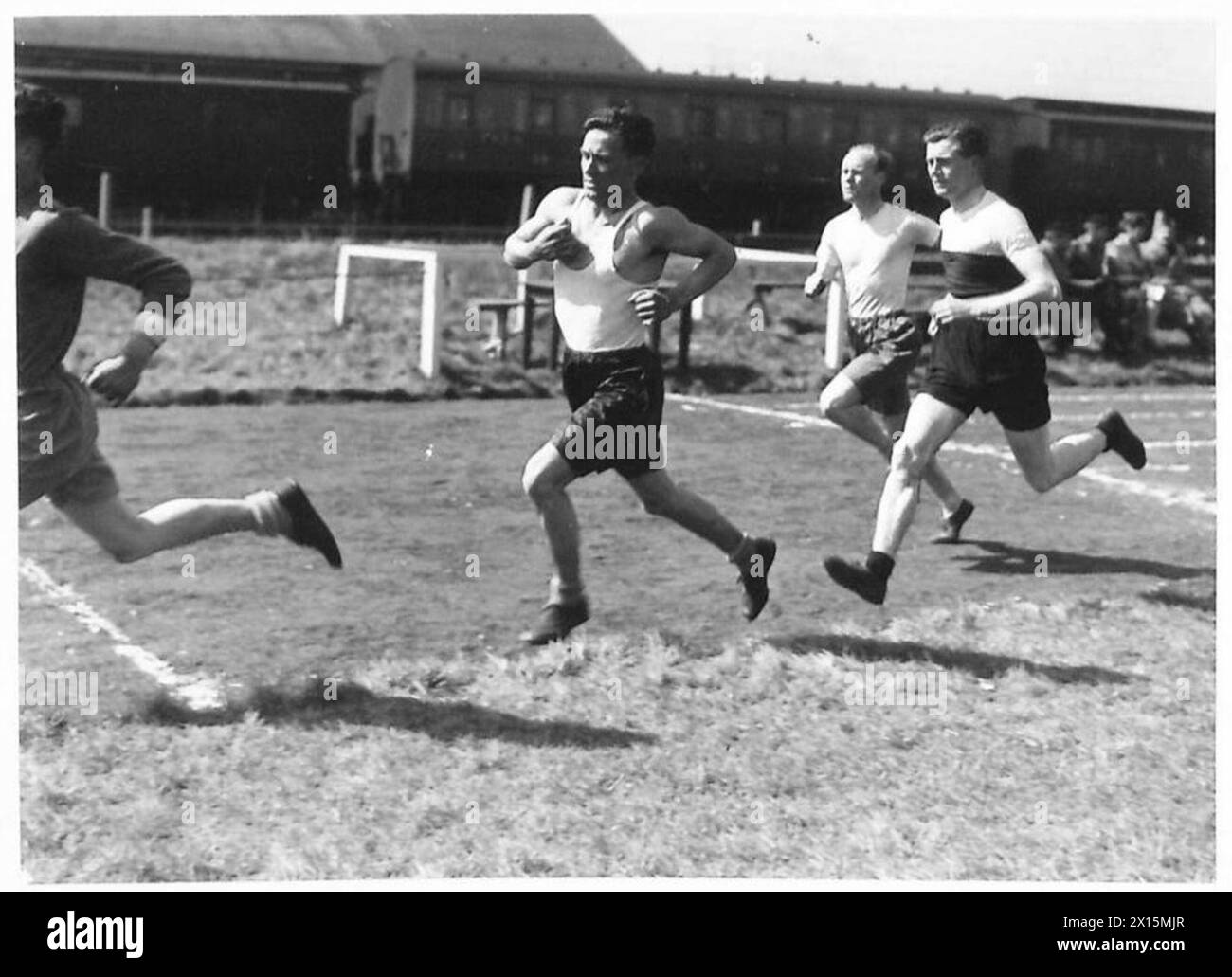 I soldati gareggiano nel primo giro di una gara di 880 yard durante una giornata di sport reggimentali dell'esercito britannico. Foto Stock