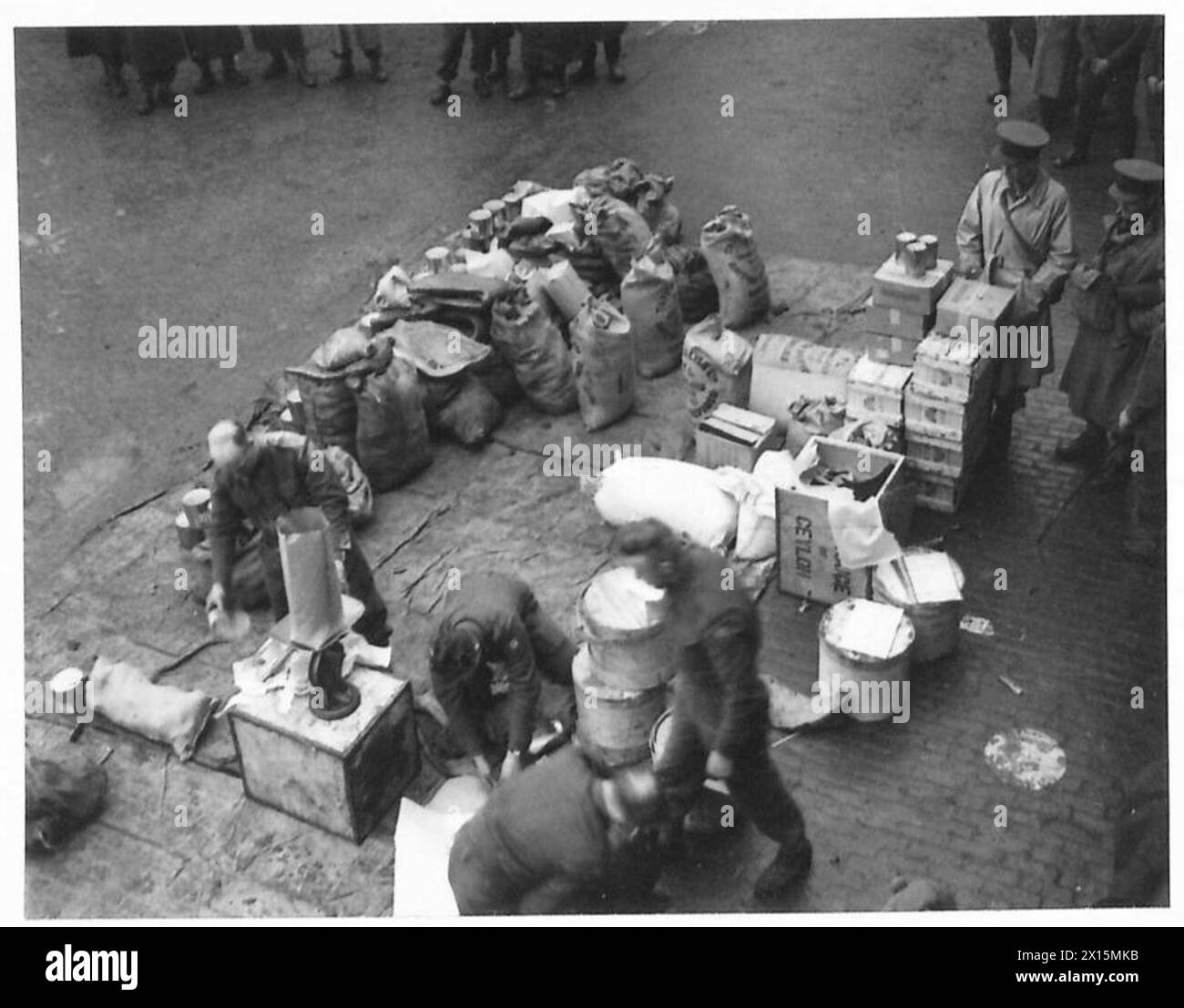 Le spedizioni di razioni dell'esercito furono preparate per la distribuzione alle unità dell'esercito britannico, illustrando il supporto logistico e la gestione dei rifornimenti. Foto Stock