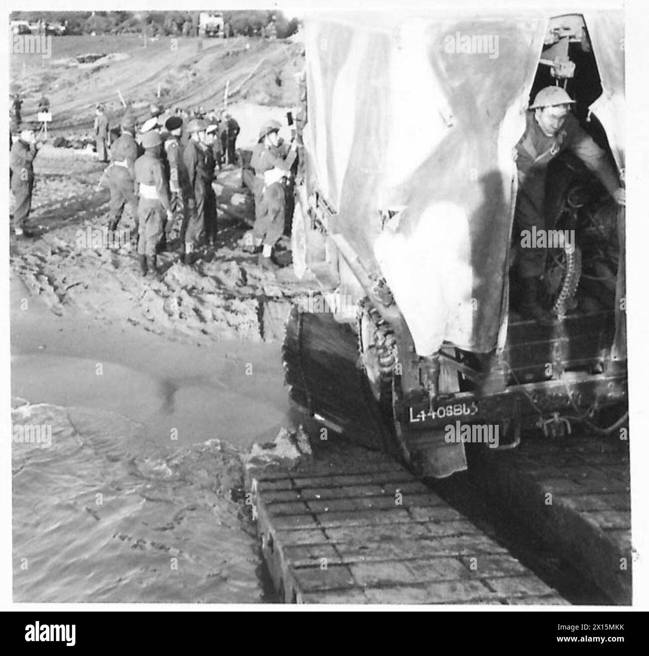 Un camion che trasporta motociclette punta sulla sabbia durante gli sbarchi alleati a sud di Roma. Foto Stock