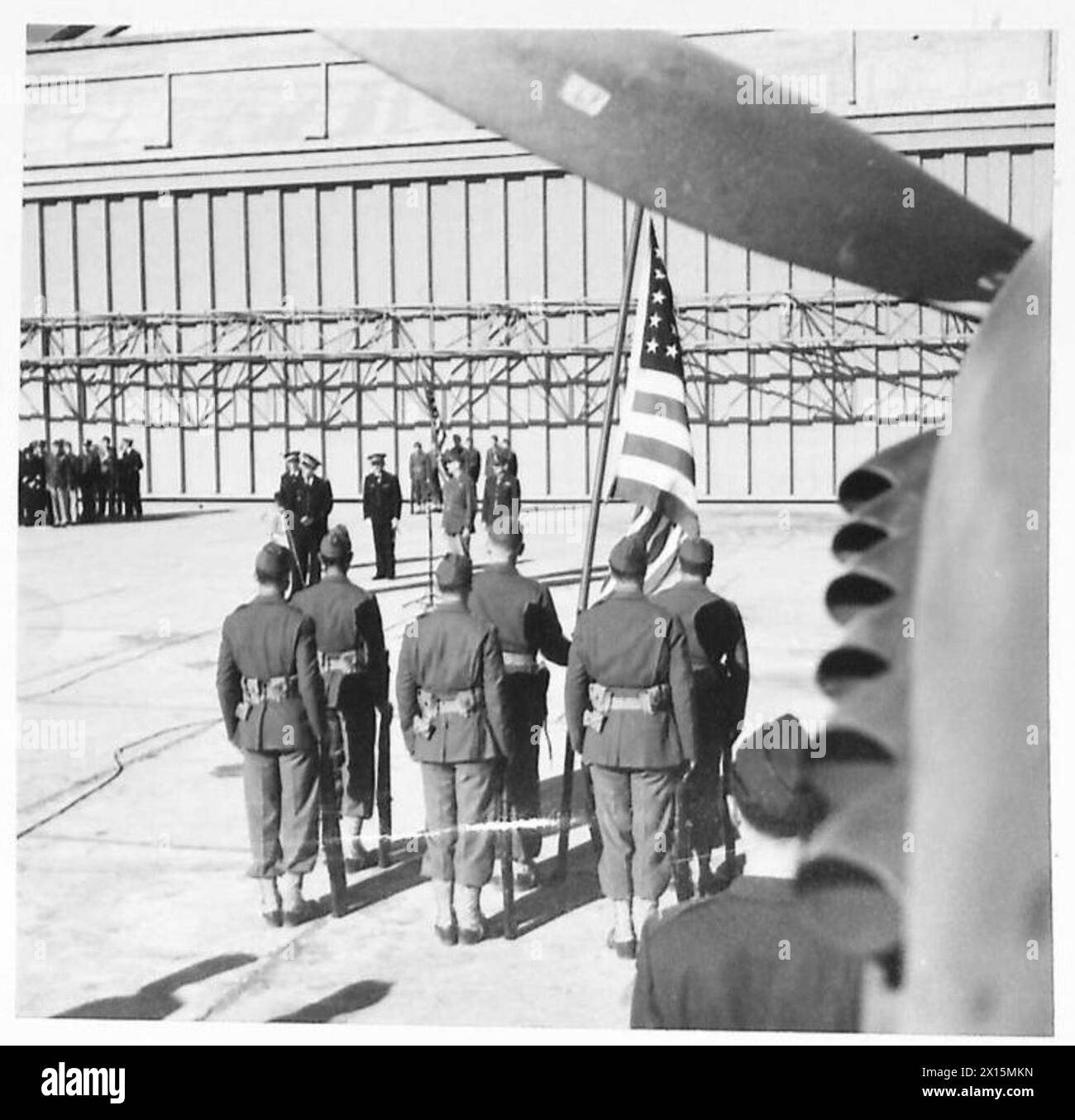Il generale Jean-Achille-Henri Mendigal dell'Aeronautica militare francese accetta tredici aerei P40 Curtiss Warhawk dall'aeronautica militare statunitense a Maison Blanche, Algeria, il 9 gennaio 1943, simboleggiando la cooperazione franco-americana nella campagna di Tunisia. Foto Stock