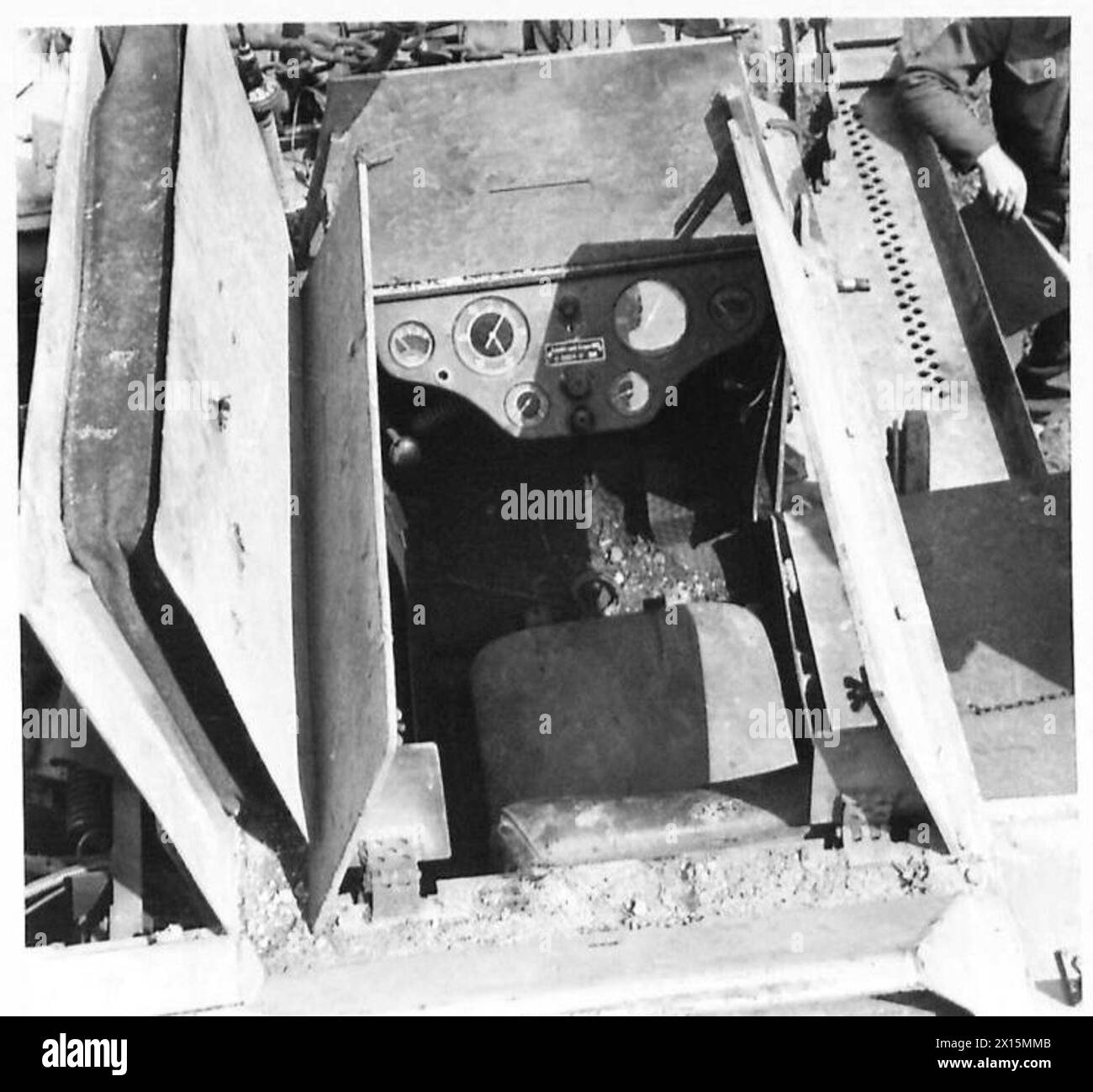 Il primo carro armato radiocontrollato catturato dagli Alleati durante l'operazione Anzio aveva un design unico. Il sedile di guida era posizionato in modo tale che il portello superiore non potesse chiudersi, lasciando il conducente parzialmente esposto con una protezione minima da un sottile lembo anteriore. Foto Stock